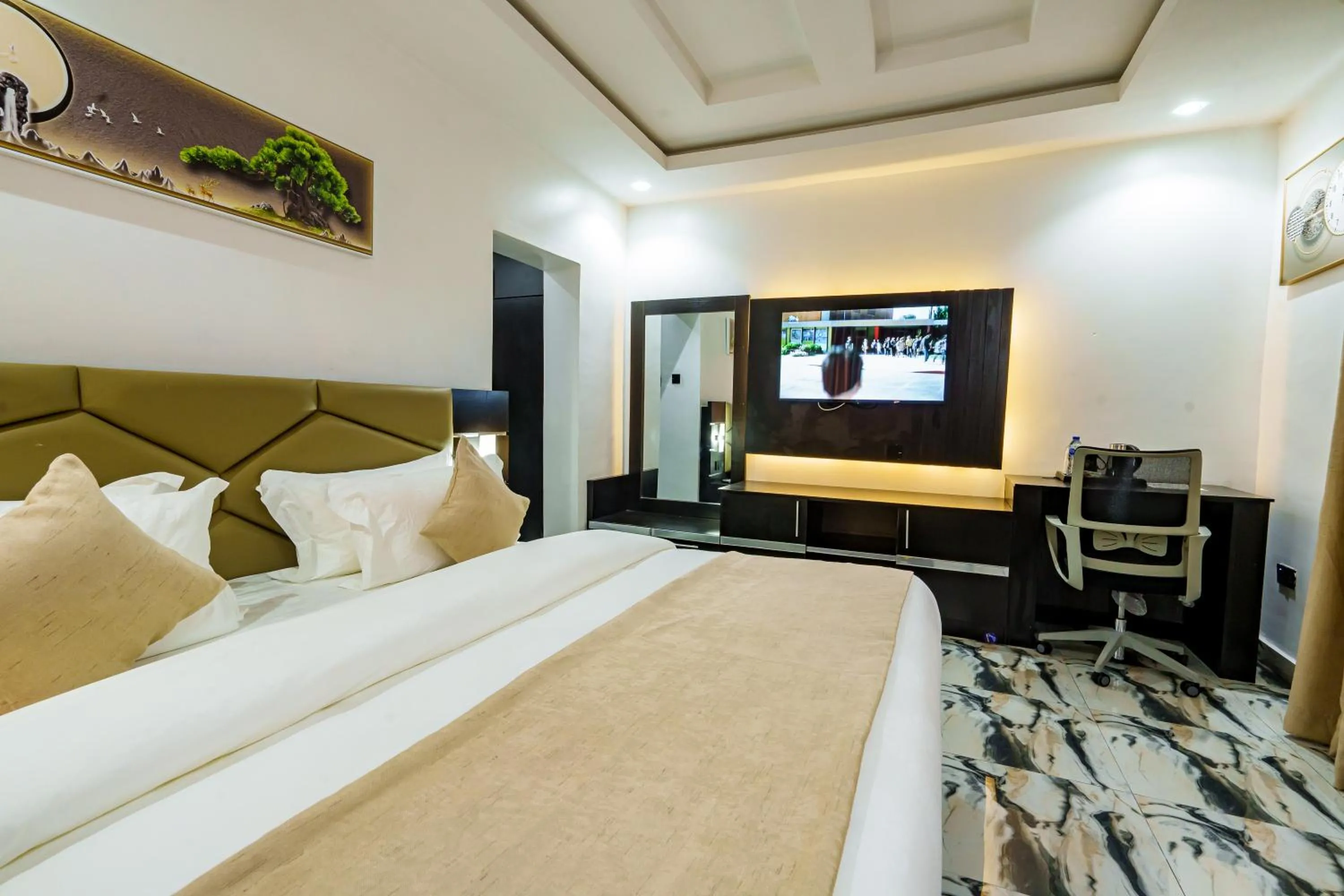 Photo of the whole room, Bed in Roston Hotels