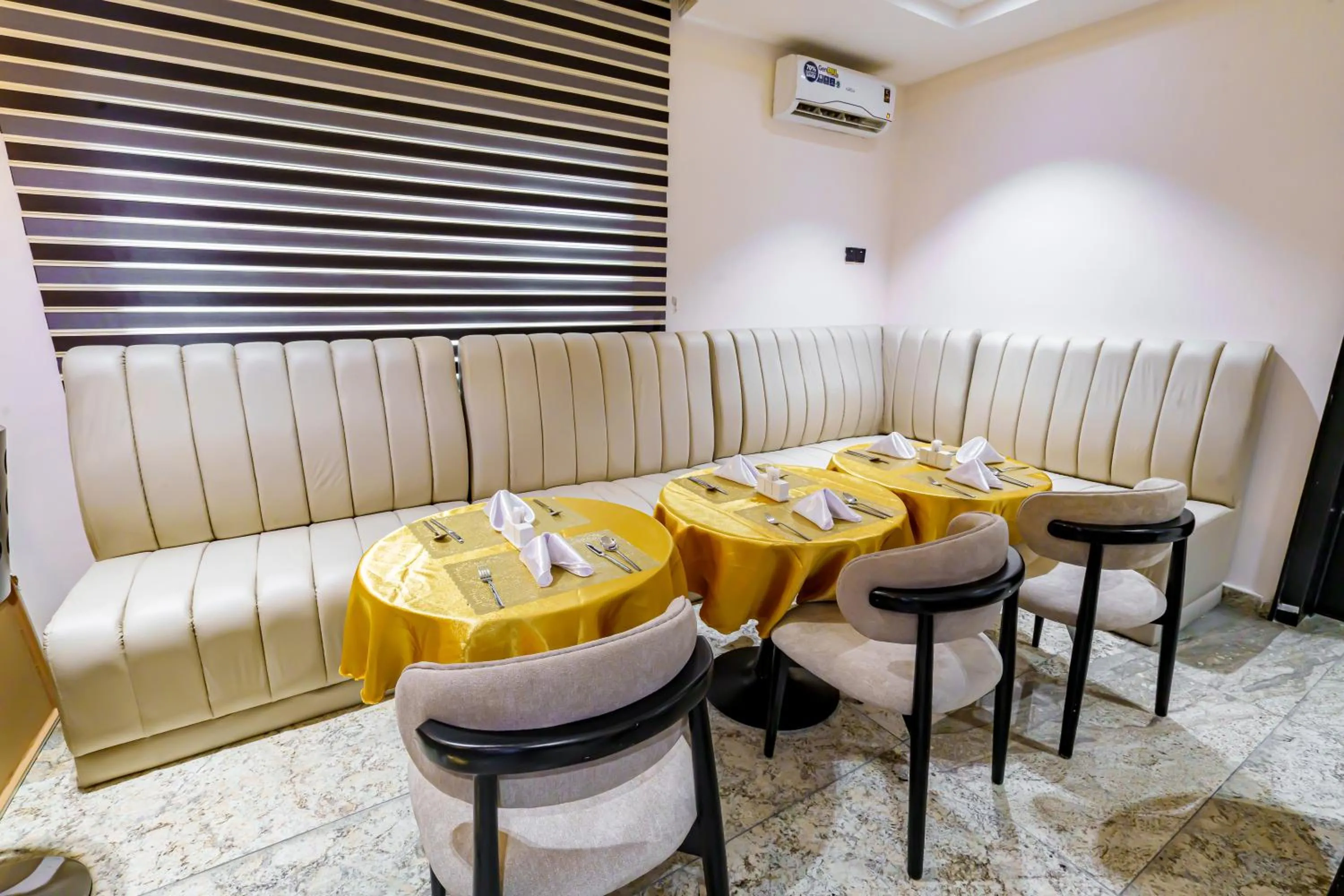 Restaurant/places to eat in Roston Hotels