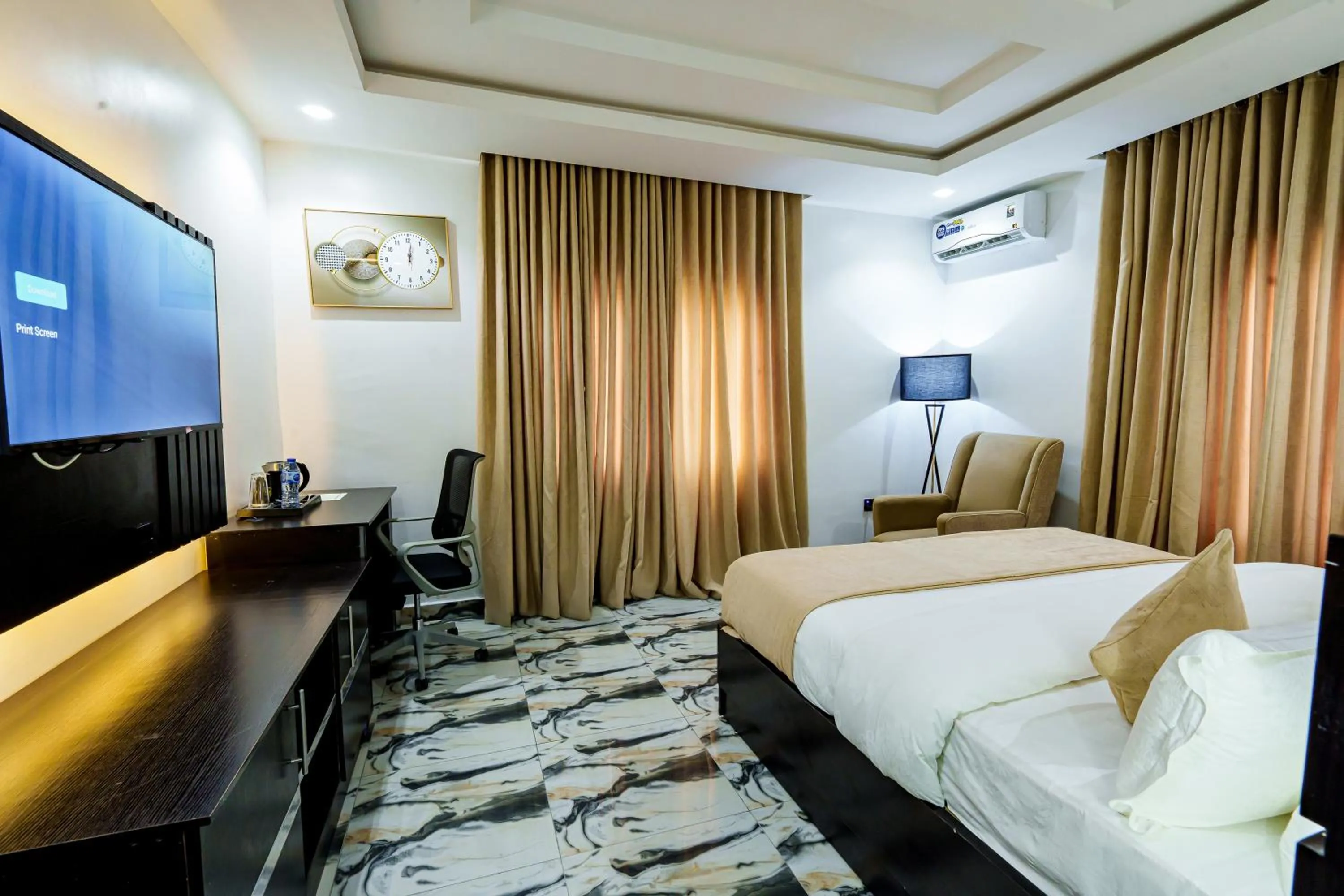Photo of the whole room, Bed in Roston Hotels