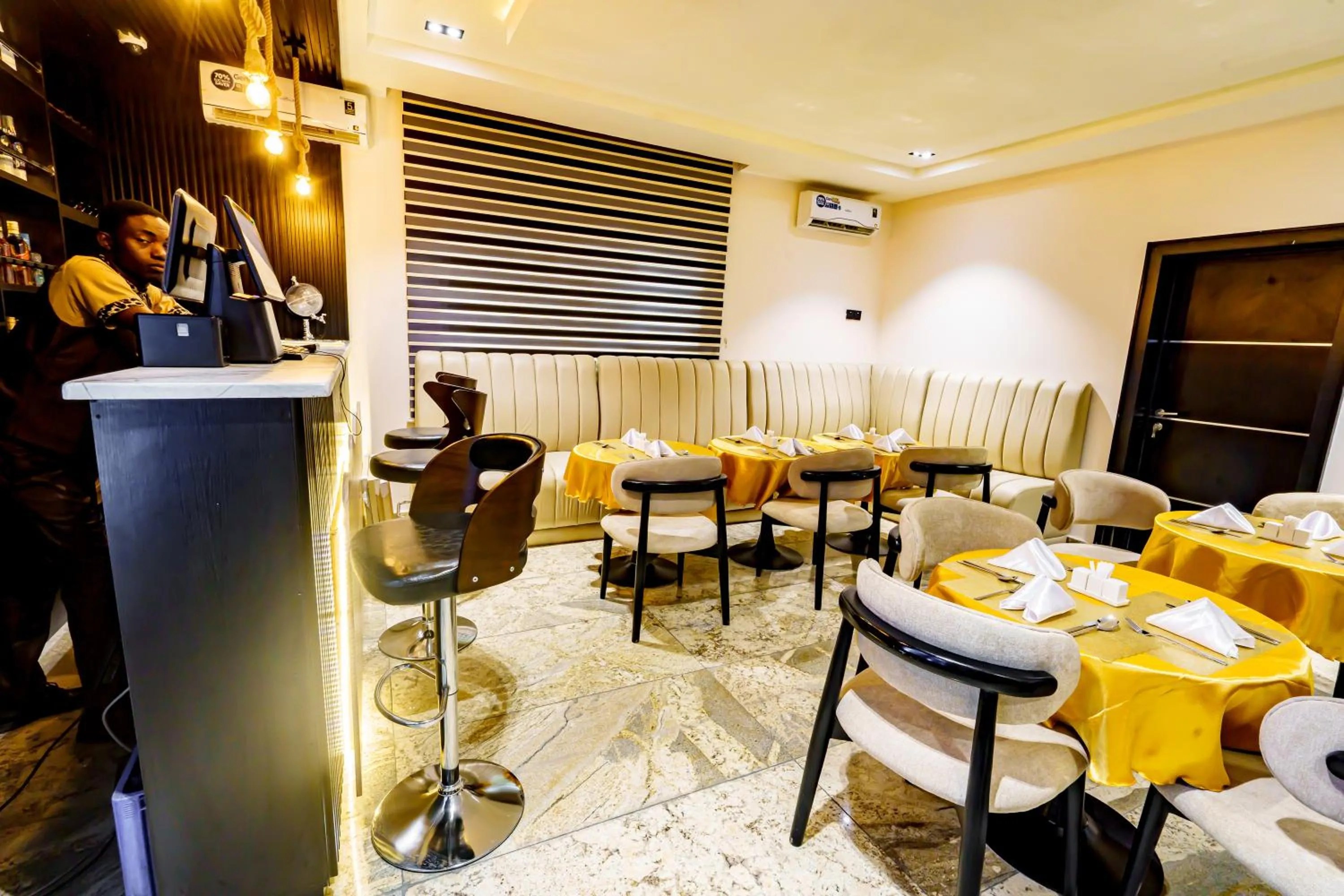 Restaurant/places to eat in Roston Hotels