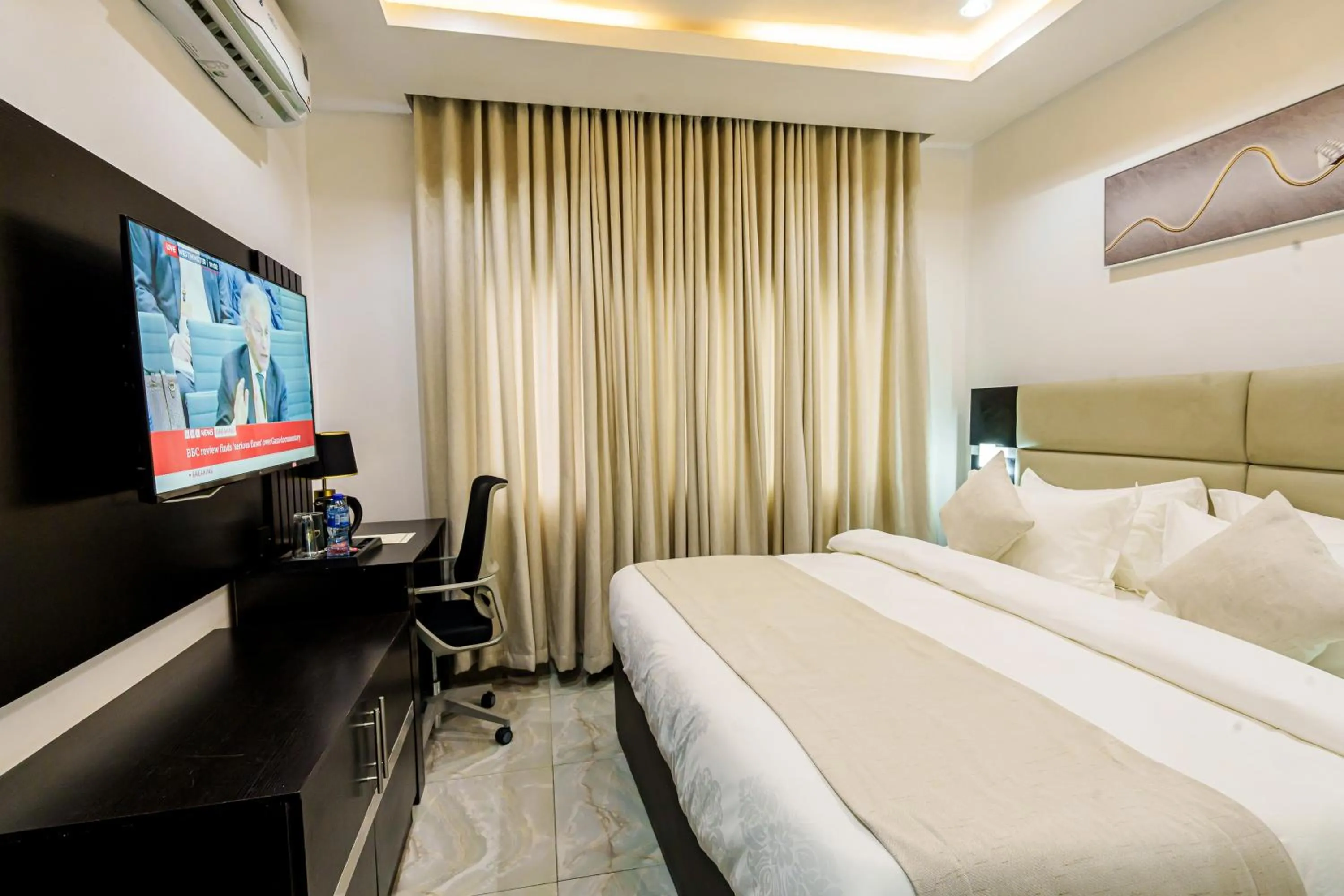 TV and multimedia, Bed in Roston Hotels
