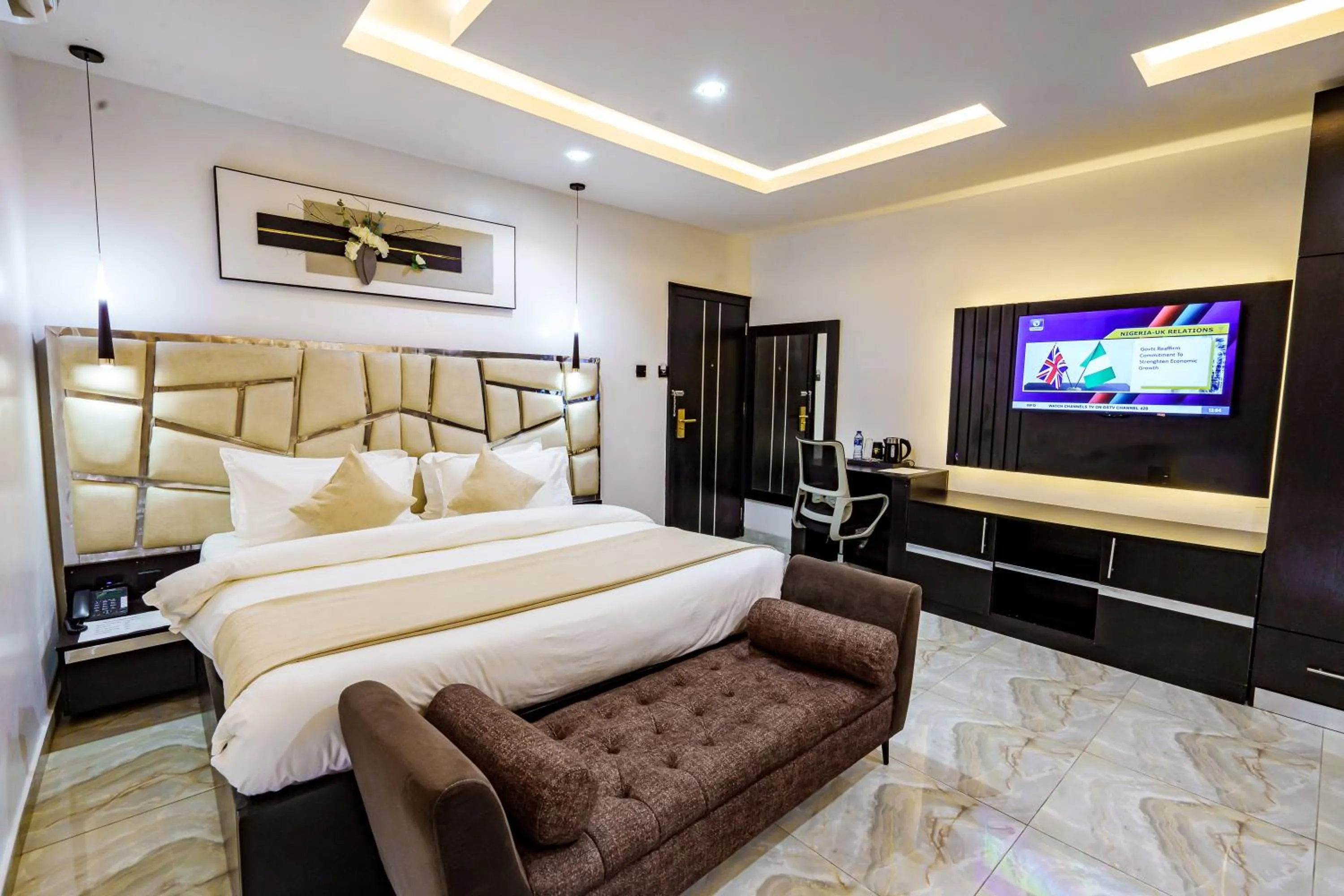 Photo of the whole room, Bed in Roston Hotels