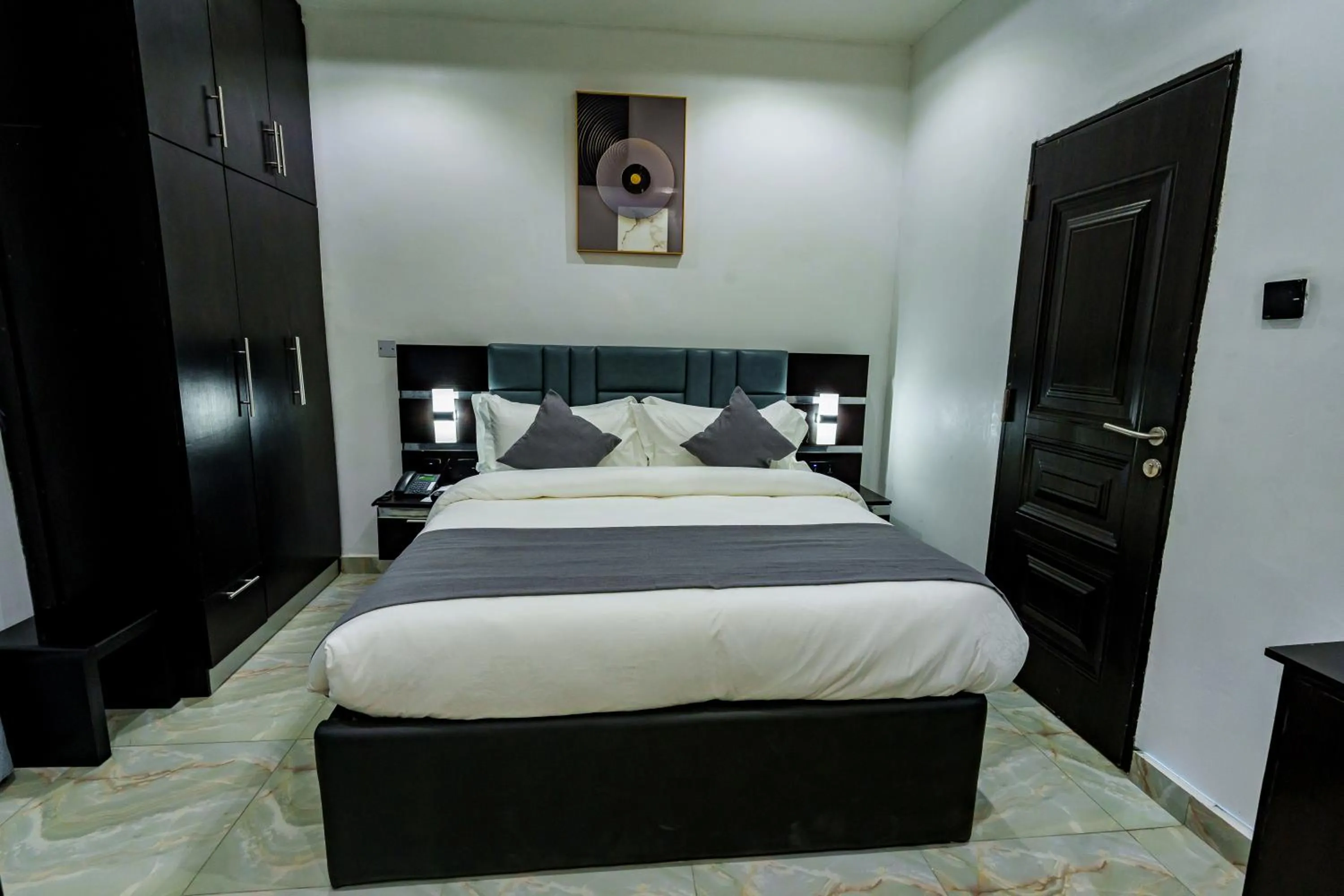 Photo of the whole room, Bed in Roston Hotels