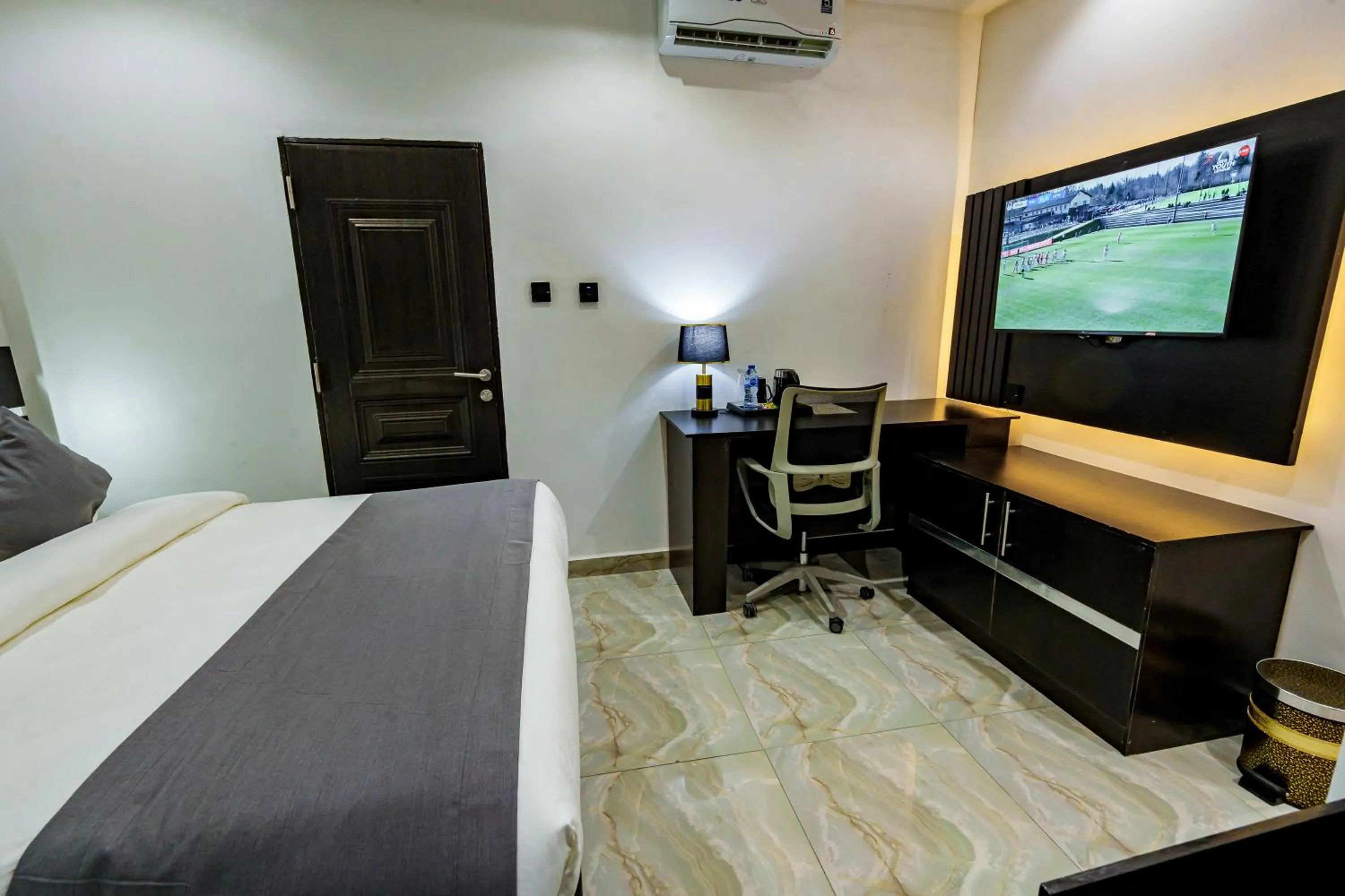 TV and multimedia, Bed in Roston Hotels