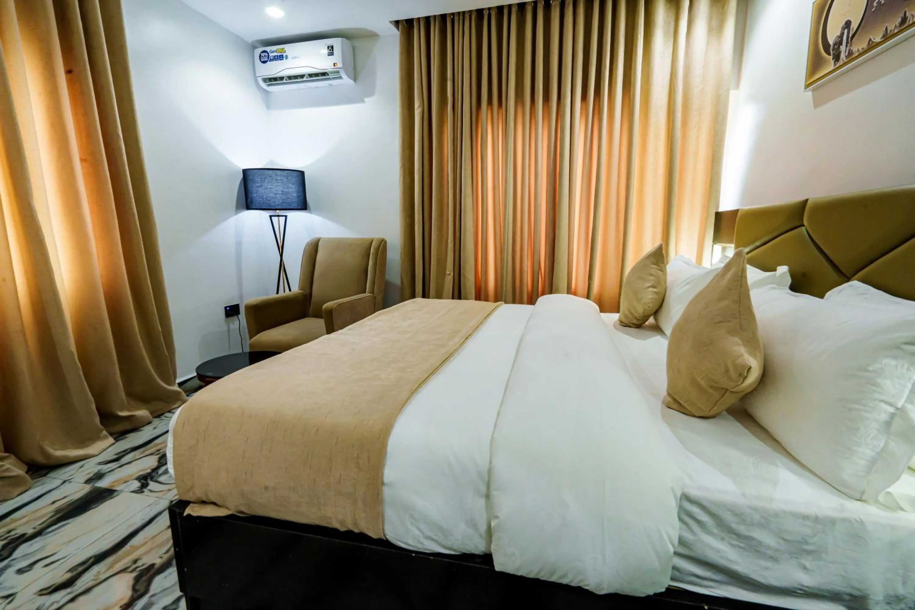Photo of the whole room, Bed in Roston Hotels