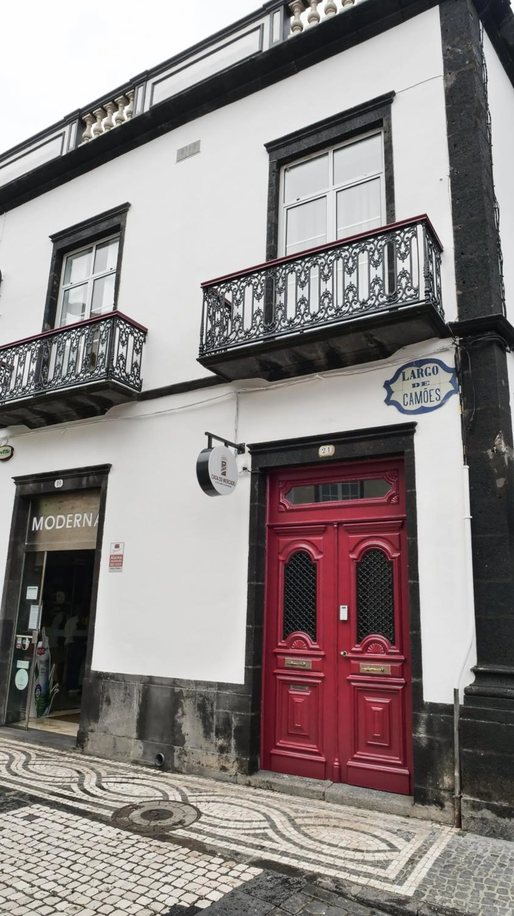 Property building in Charming House - O Mercado