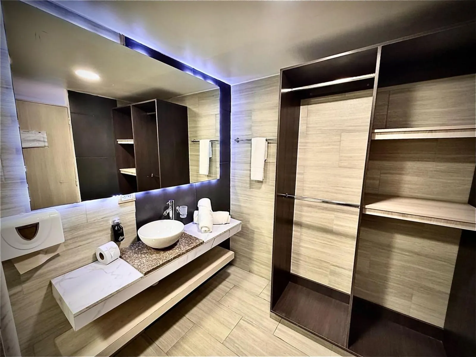 Bathroom in Hotel American Visa Normandia