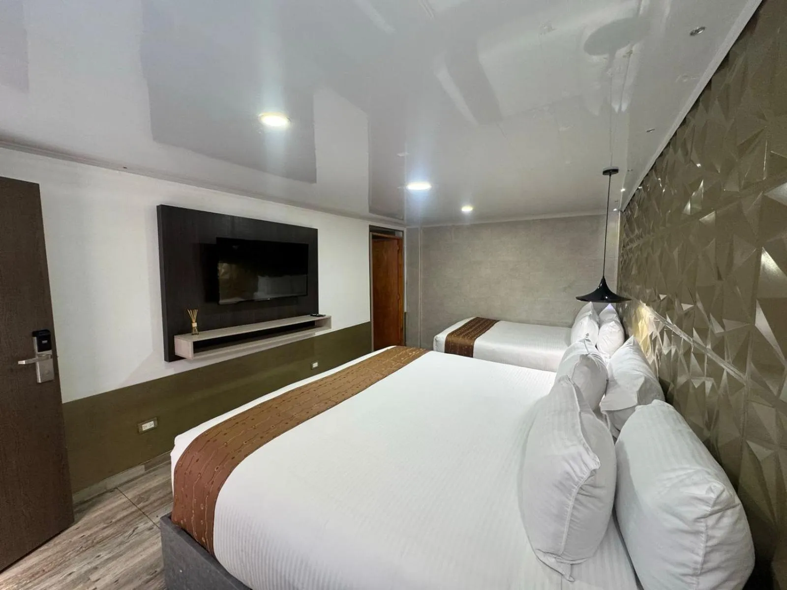 Photo of the whole room, Bed in Hotel American Visa Normandia