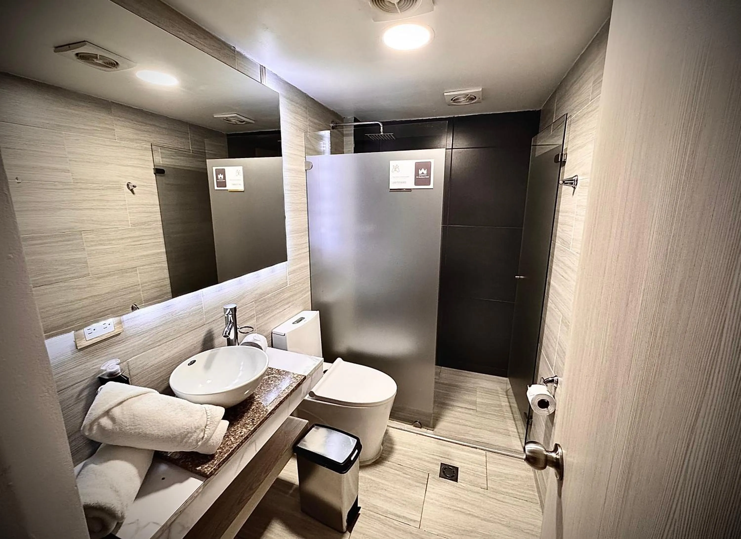 Bathroom in Hotel American Visa Normandia