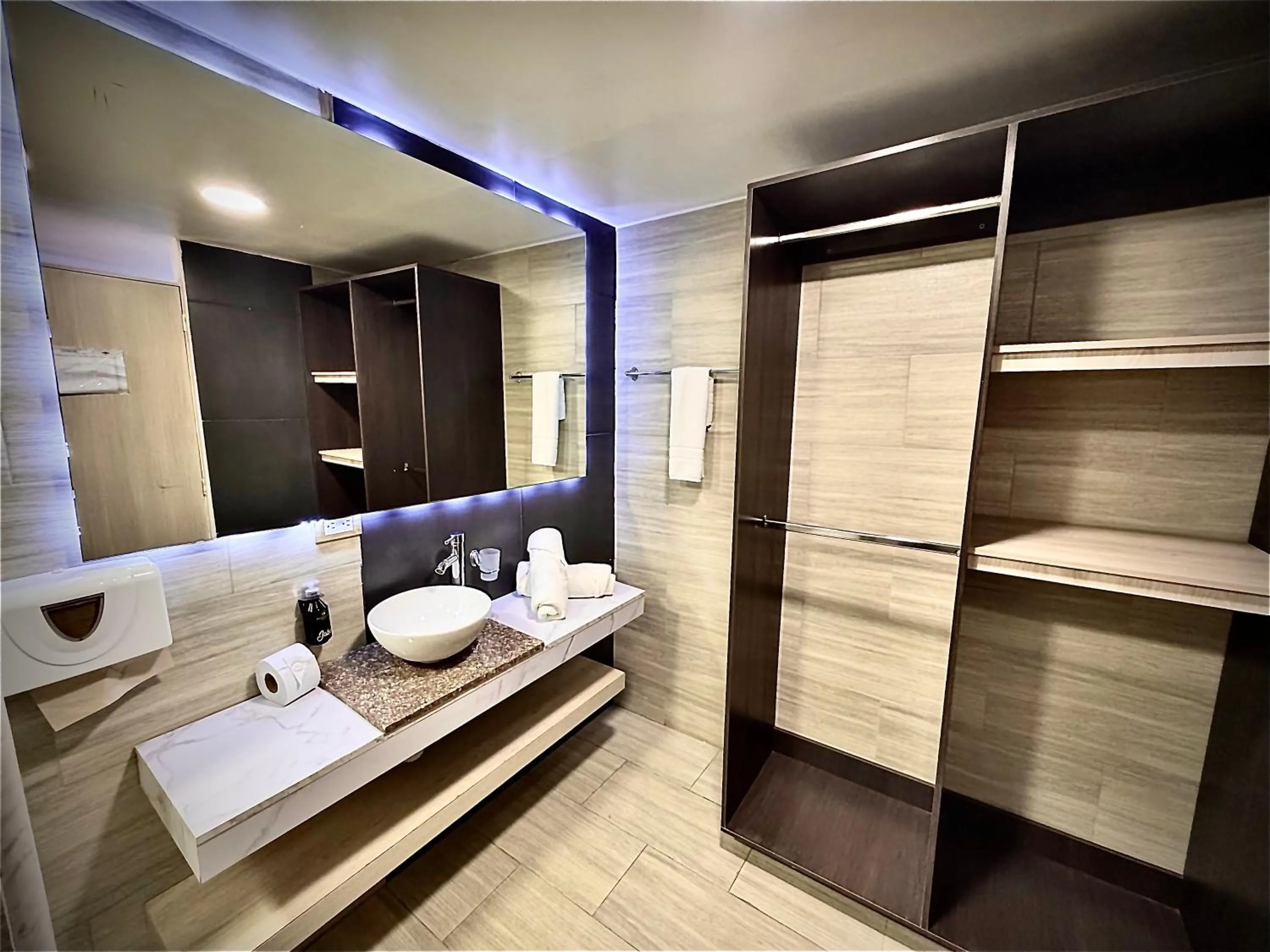 Bathroom in Hotel American Visa Normandia