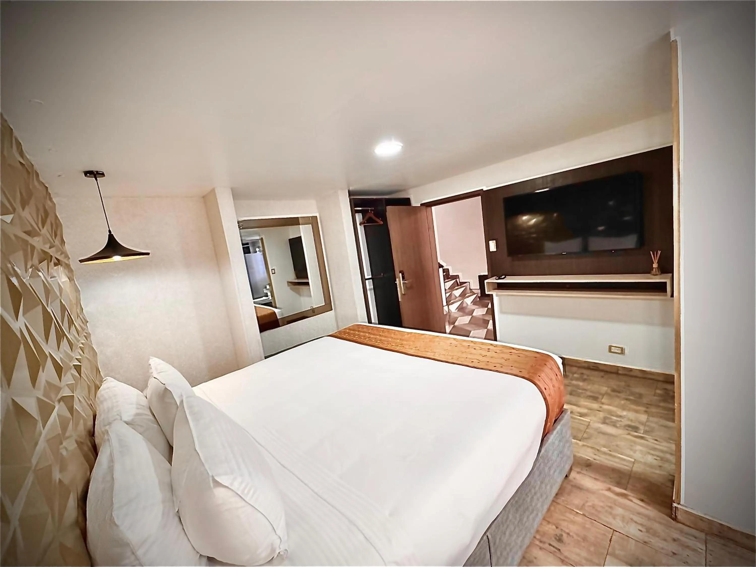 TV and multimedia, Bed in Hotel American Visa Normandia