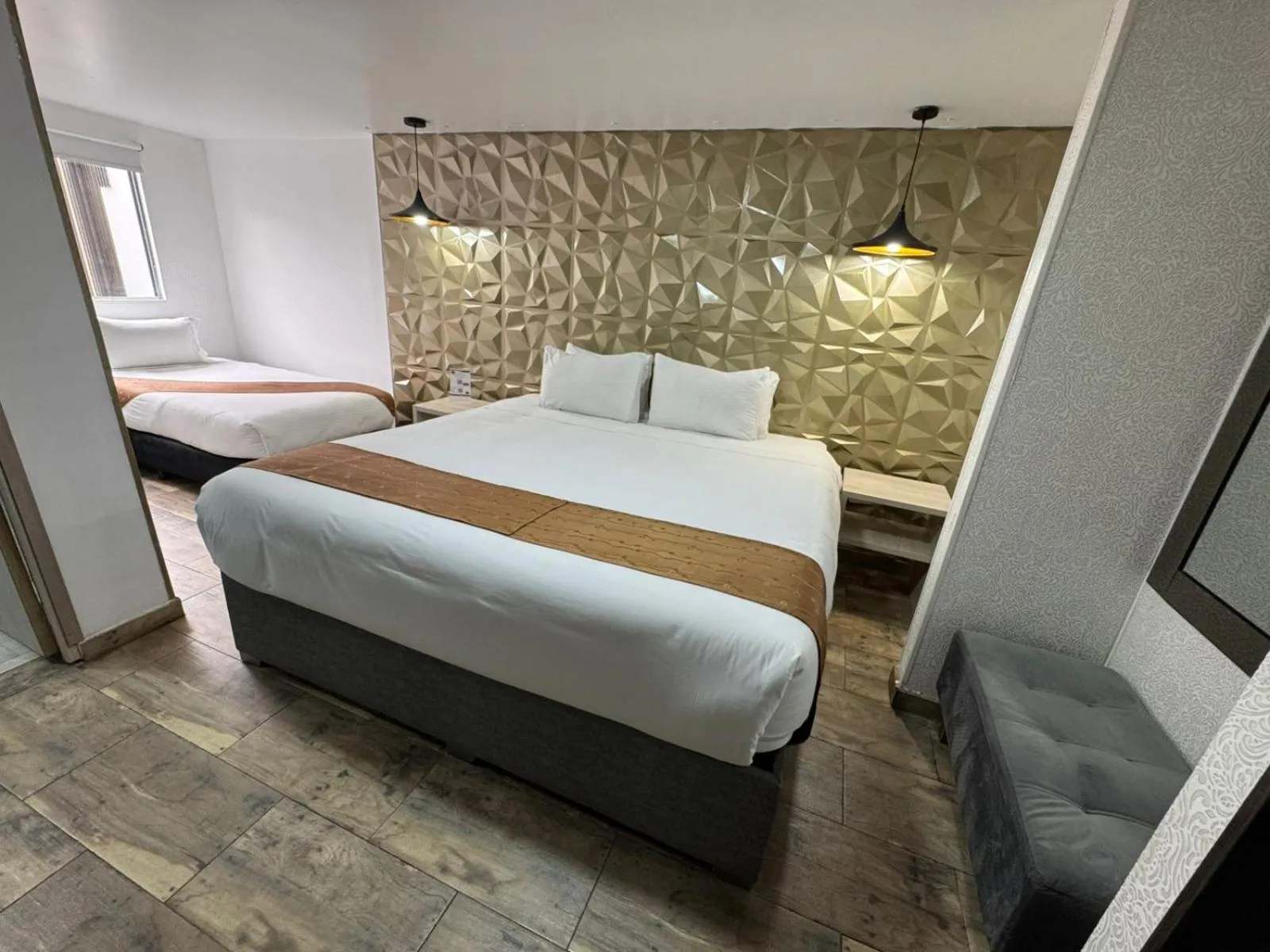 Bedroom, Bed in Hotel American Visa Normandia