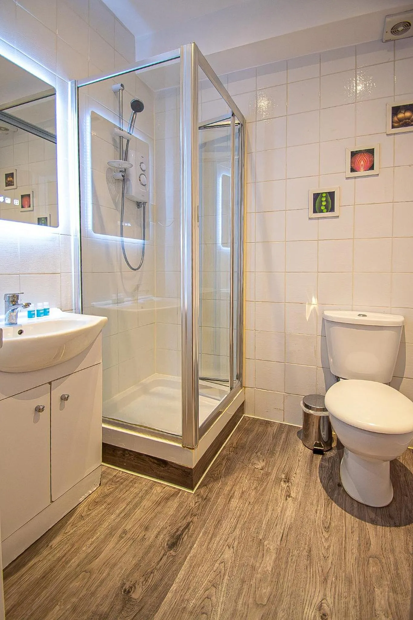 Bathroom in Imperial Court Studios