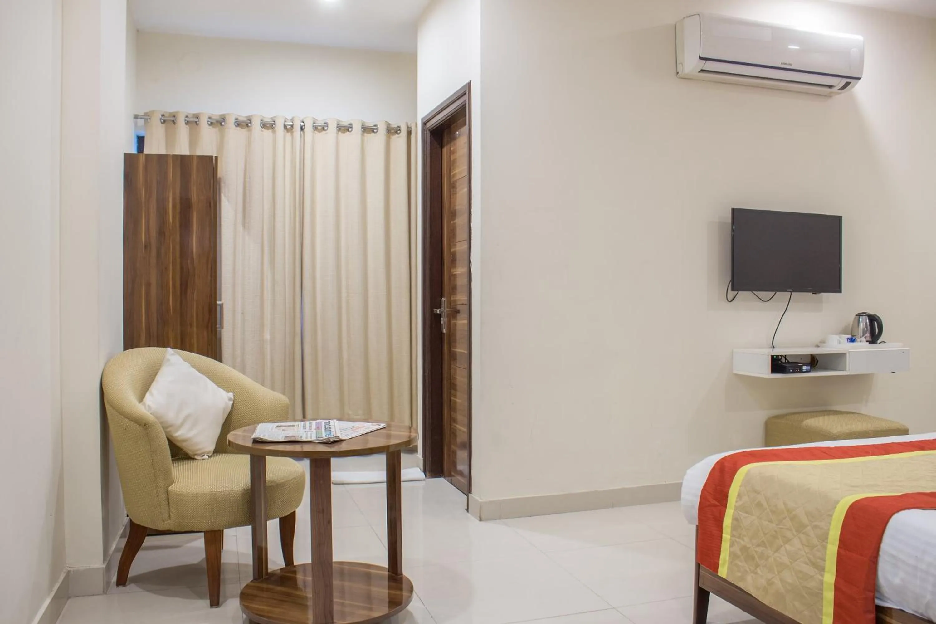 Area and facilities, Bed in Cosmos Raj Plaza Jaipur