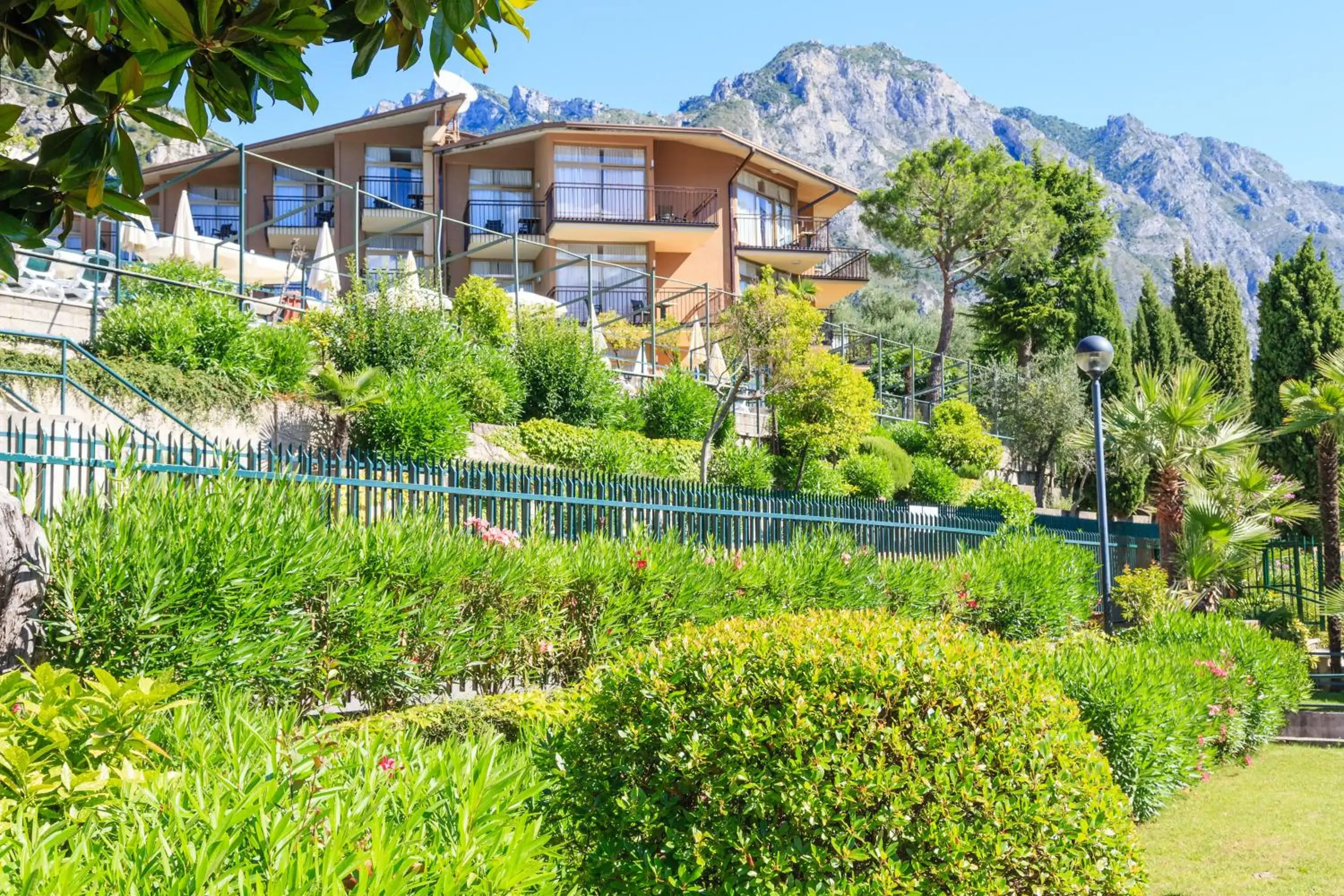 Facade/entrance in Hotel Leonardo Da Vinci Facade/entrance in Hotel Leonardo Da Vinci