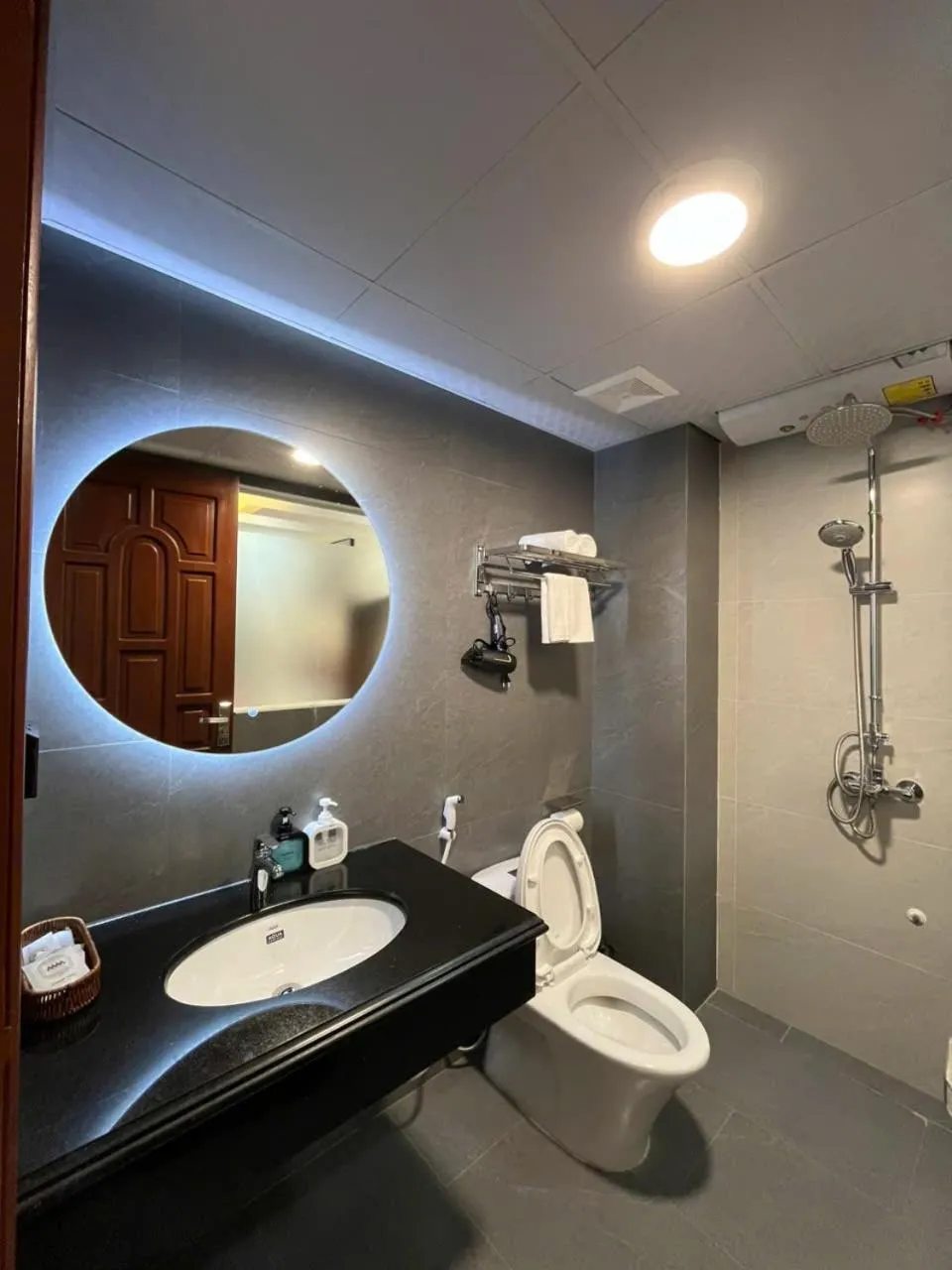 Shower in Hương Linh Apartment