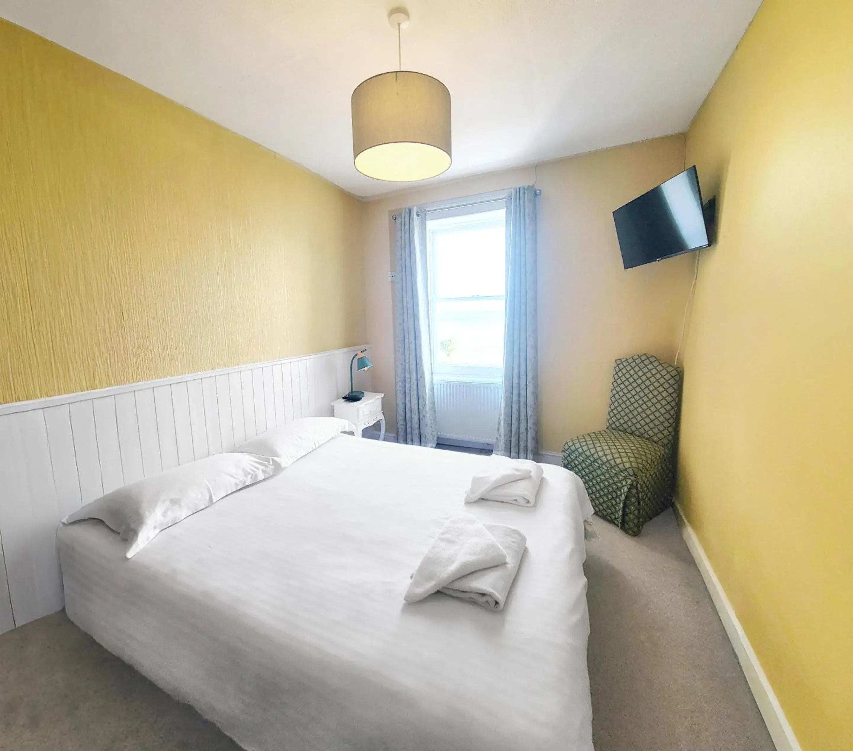 Small Double Room in Kings House Small Double Room in Kings House