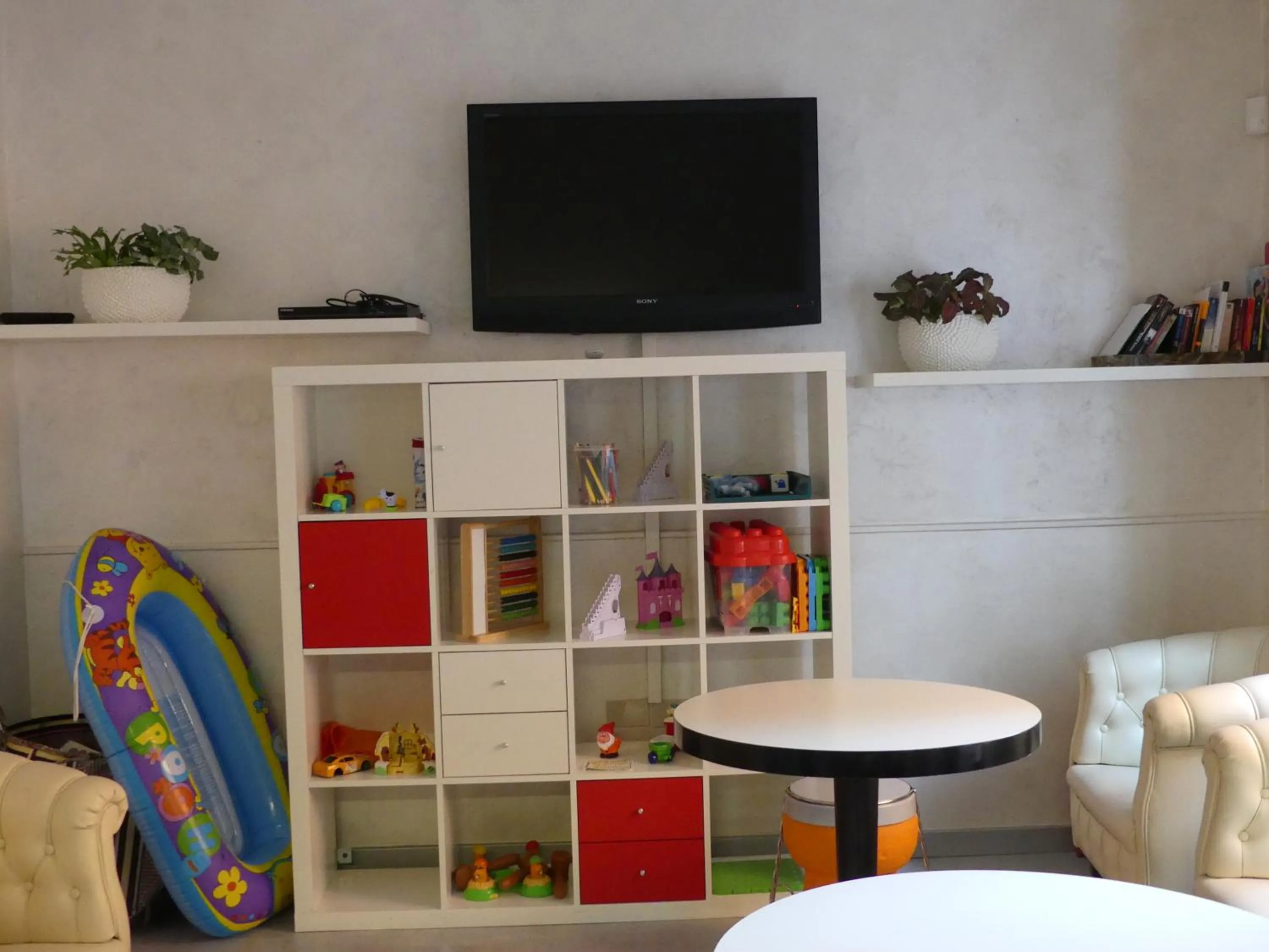 Communal lounge/ TV room in Hotel Madison