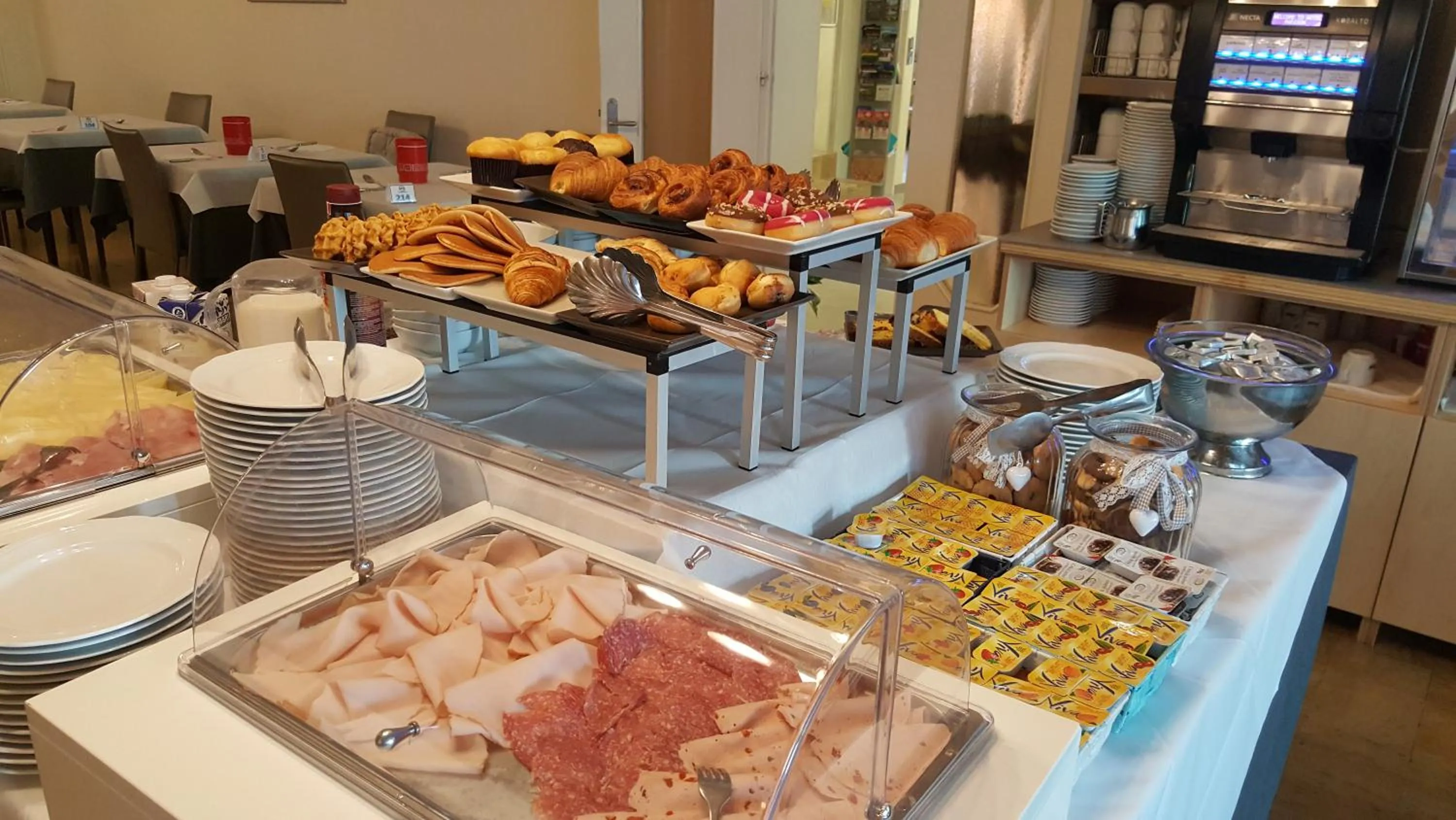 Restaurant/places to eat in Hotel Madison