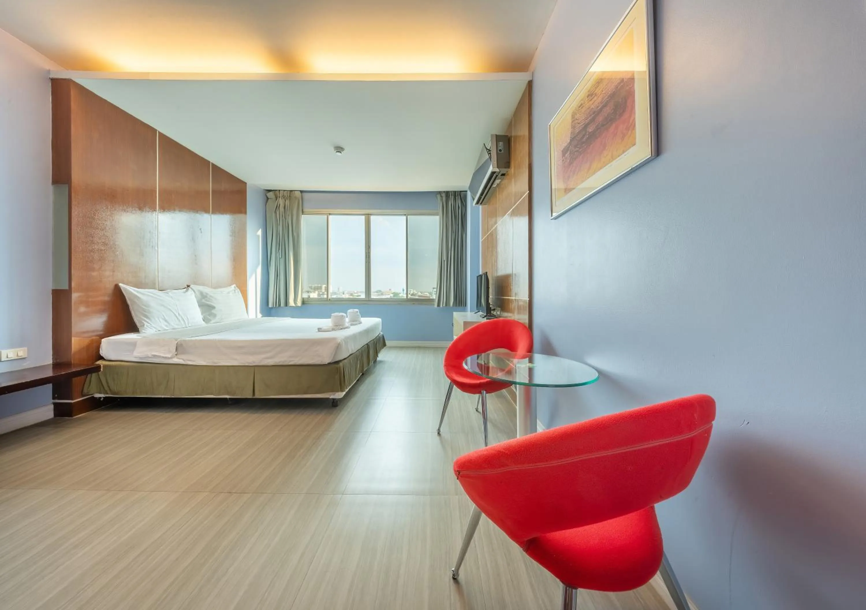 Photo of the whole room, Bed in SHIN Hotel V-ONE Korat