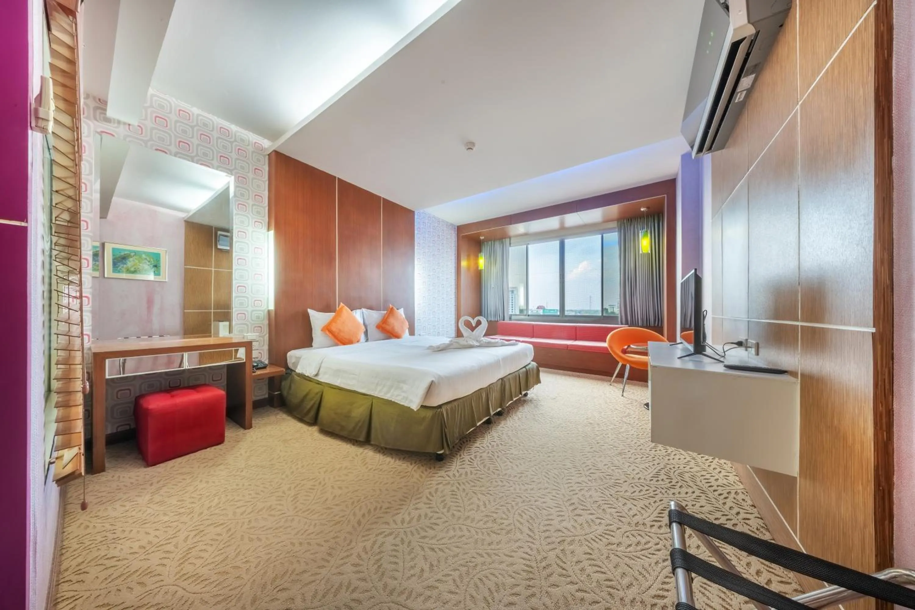 Photo of the whole room, Bed in SHIN Hotel V-ONE Korat
