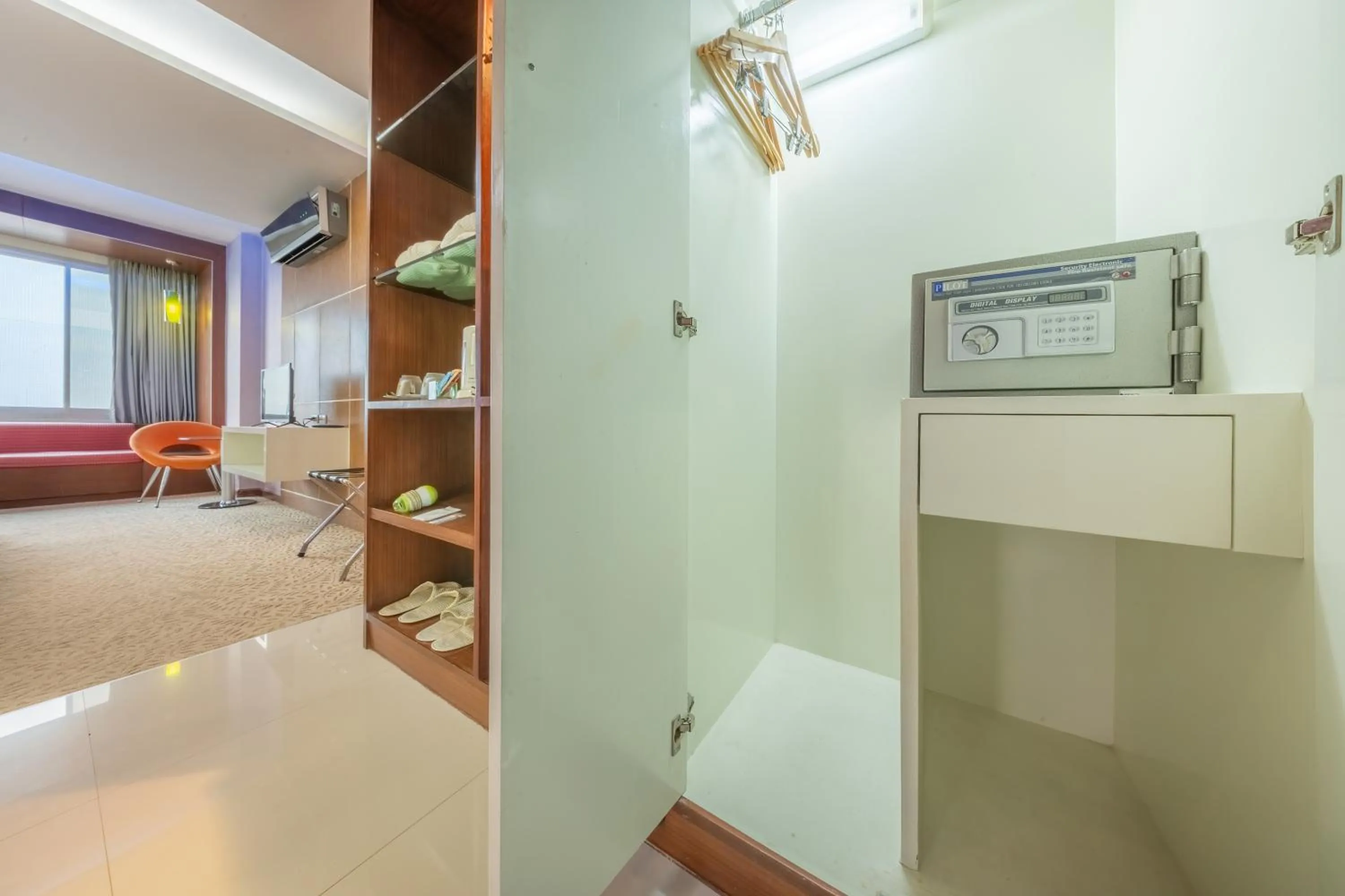 Photo of the whole room in SHIN Hotel V-ONE Korat