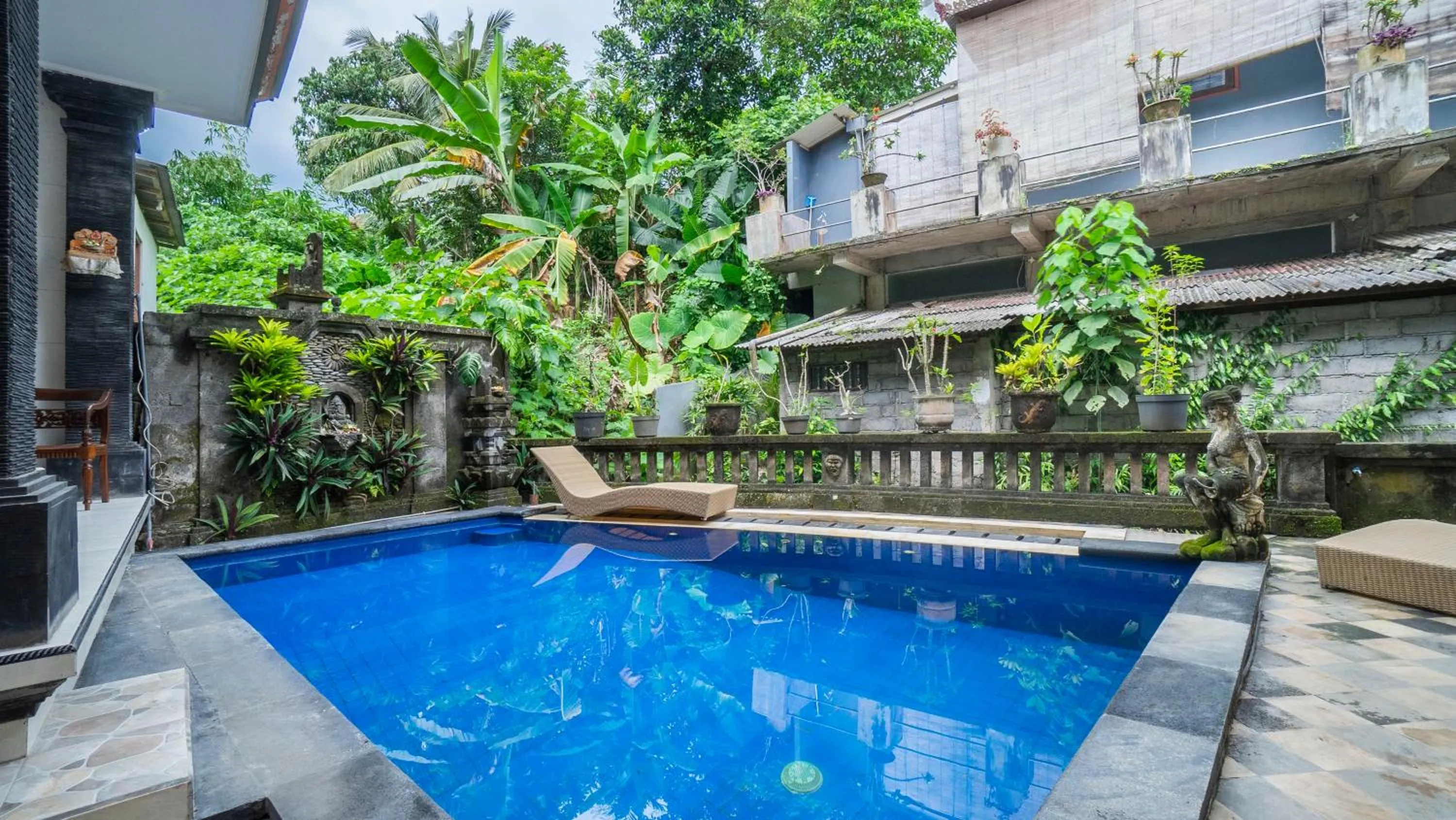 Swimming pool in Raka House Accommodation