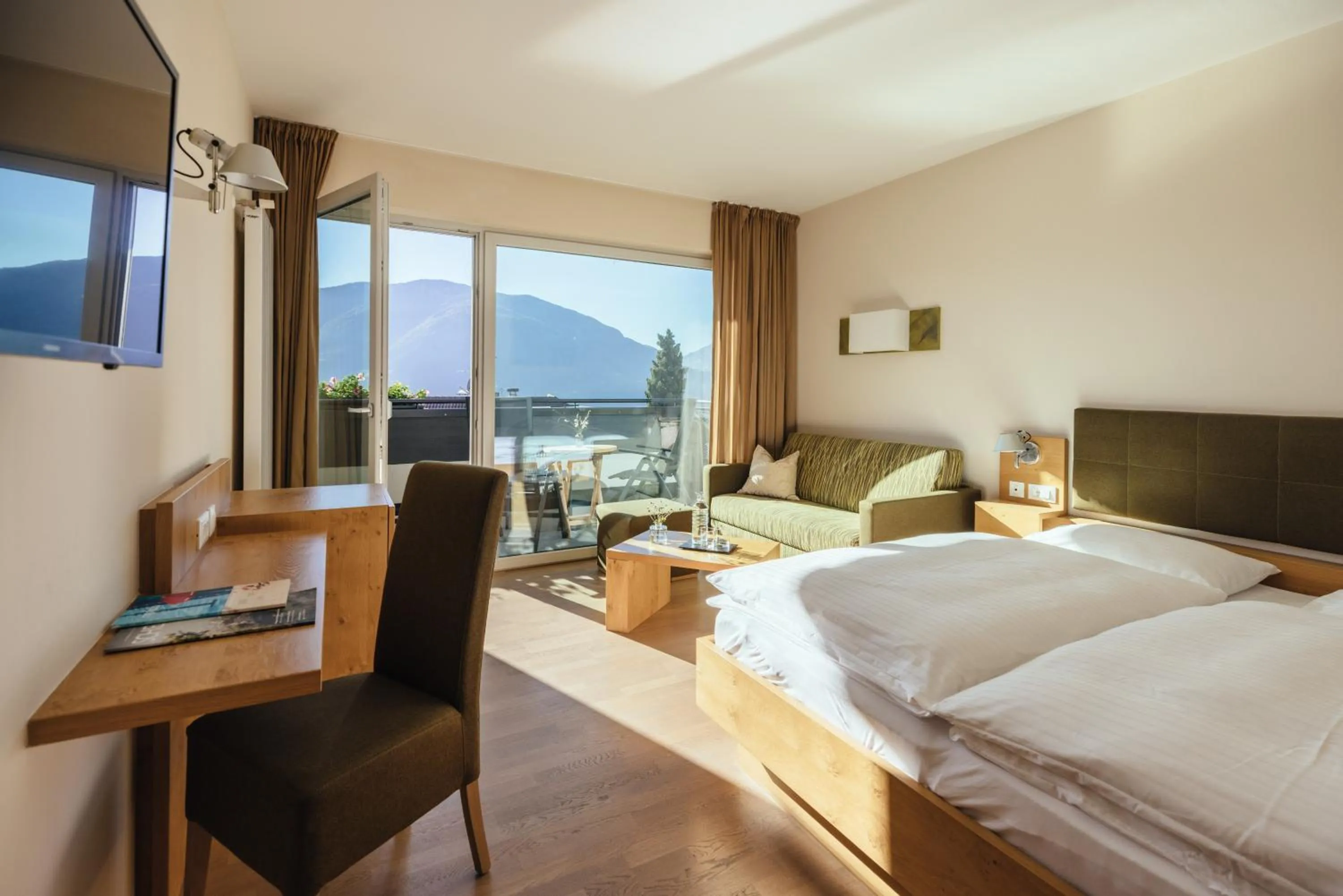 Photo of the whole room, Bed in Hilburger Hotel