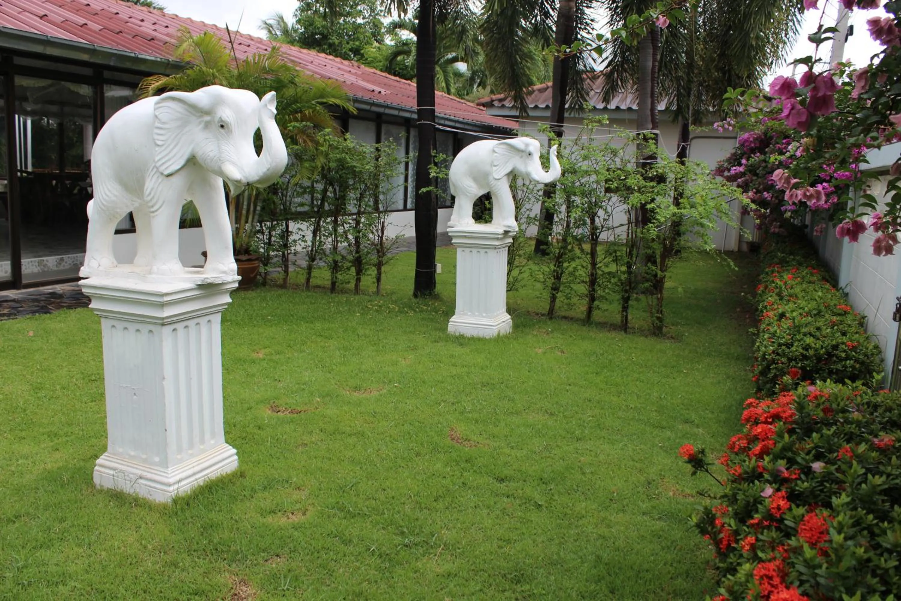 Restaurant/places to eat in White Elephant Resort