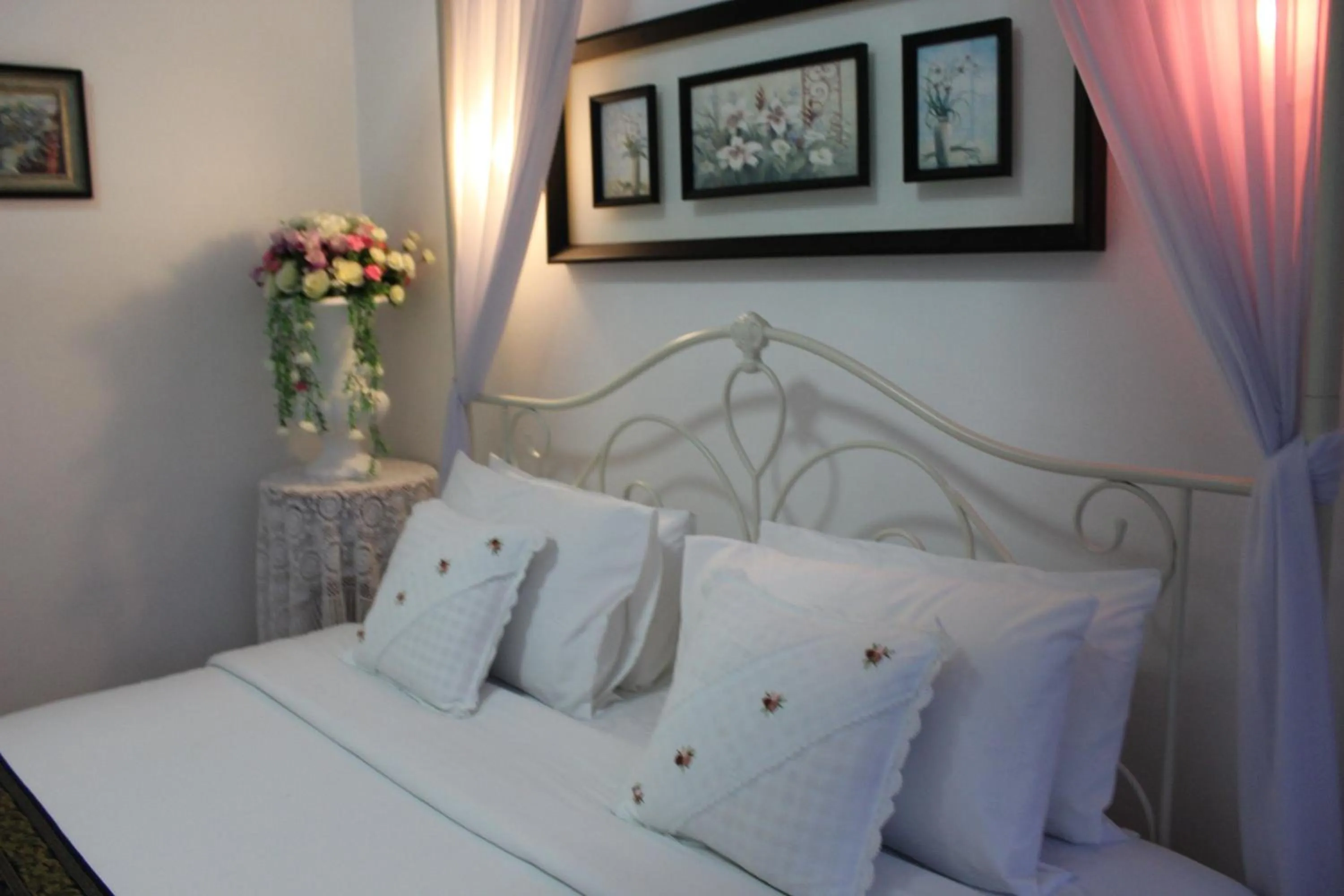 Photo of the whole room, Bed in White Elephant Resort