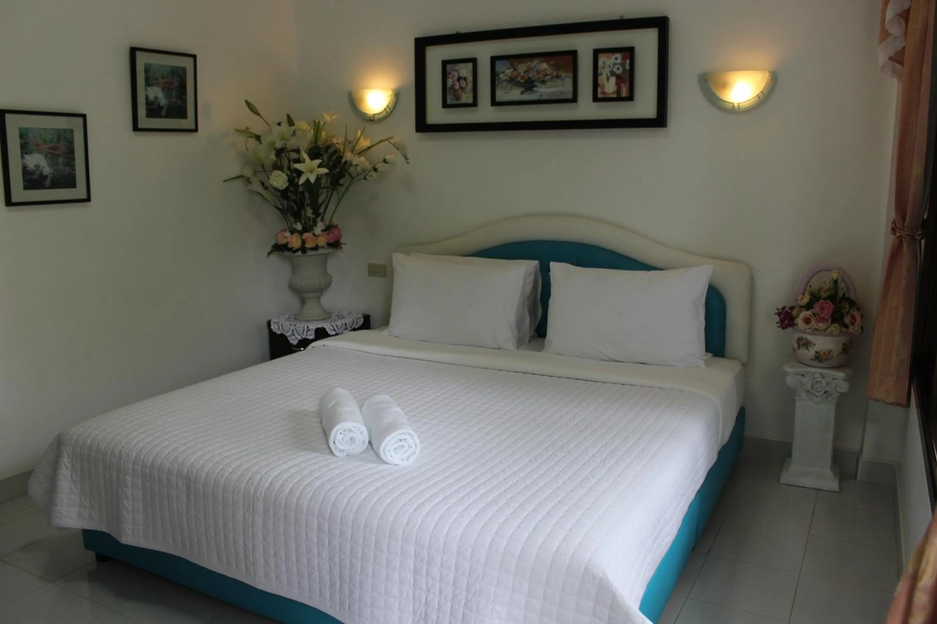 Photo of the whole room, Bed in White Elephant Resort