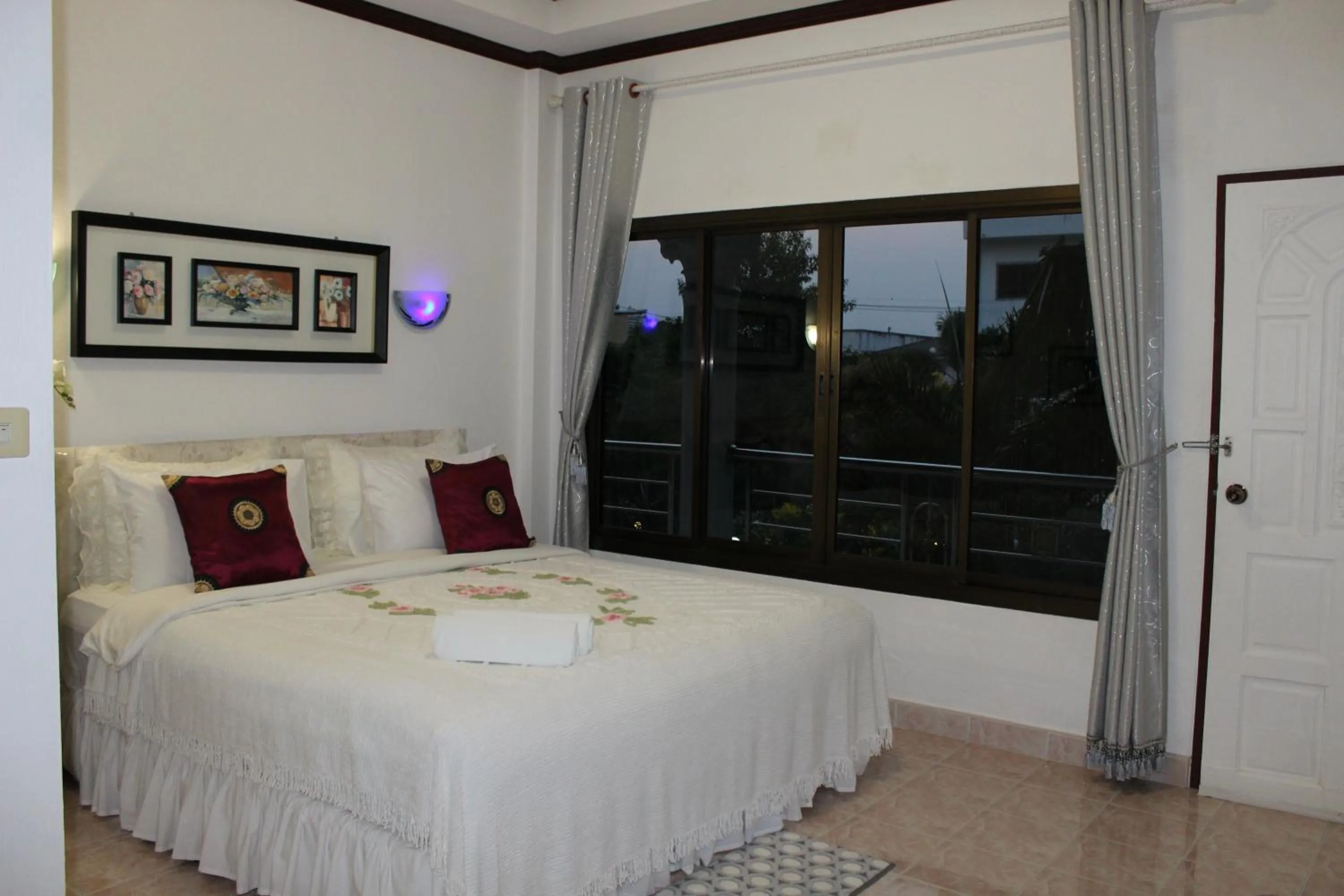 Photo of the whole room, Bed in White Elephant Resort