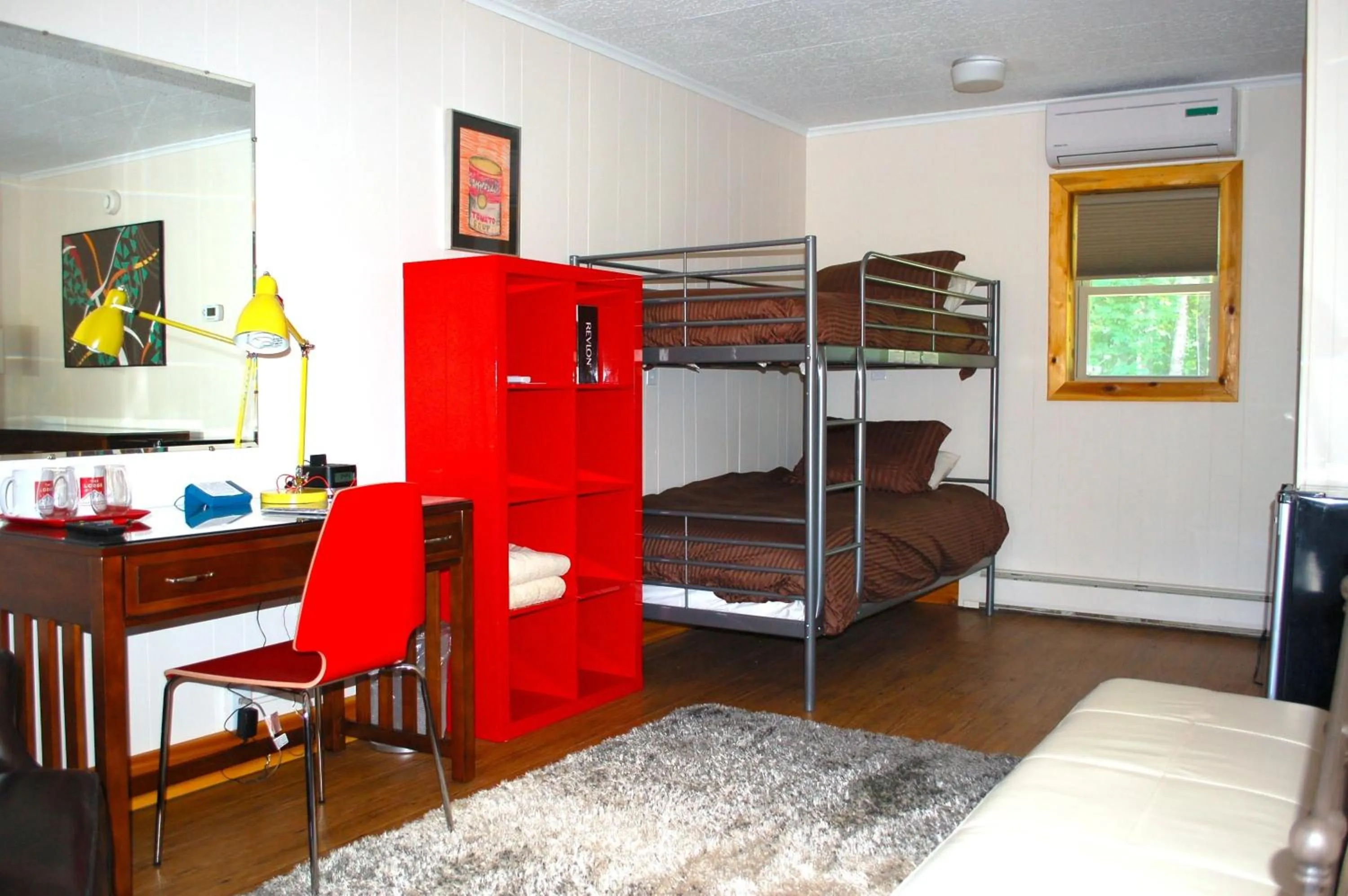 Seating area, Bed in Gore Mountain Lodge
