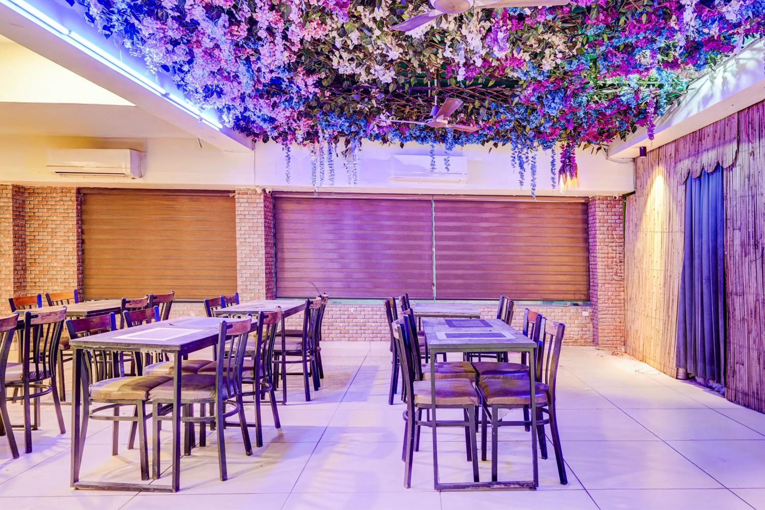 Restaurant/places to eat in Super Townhouse Sector 47 Near Medanta