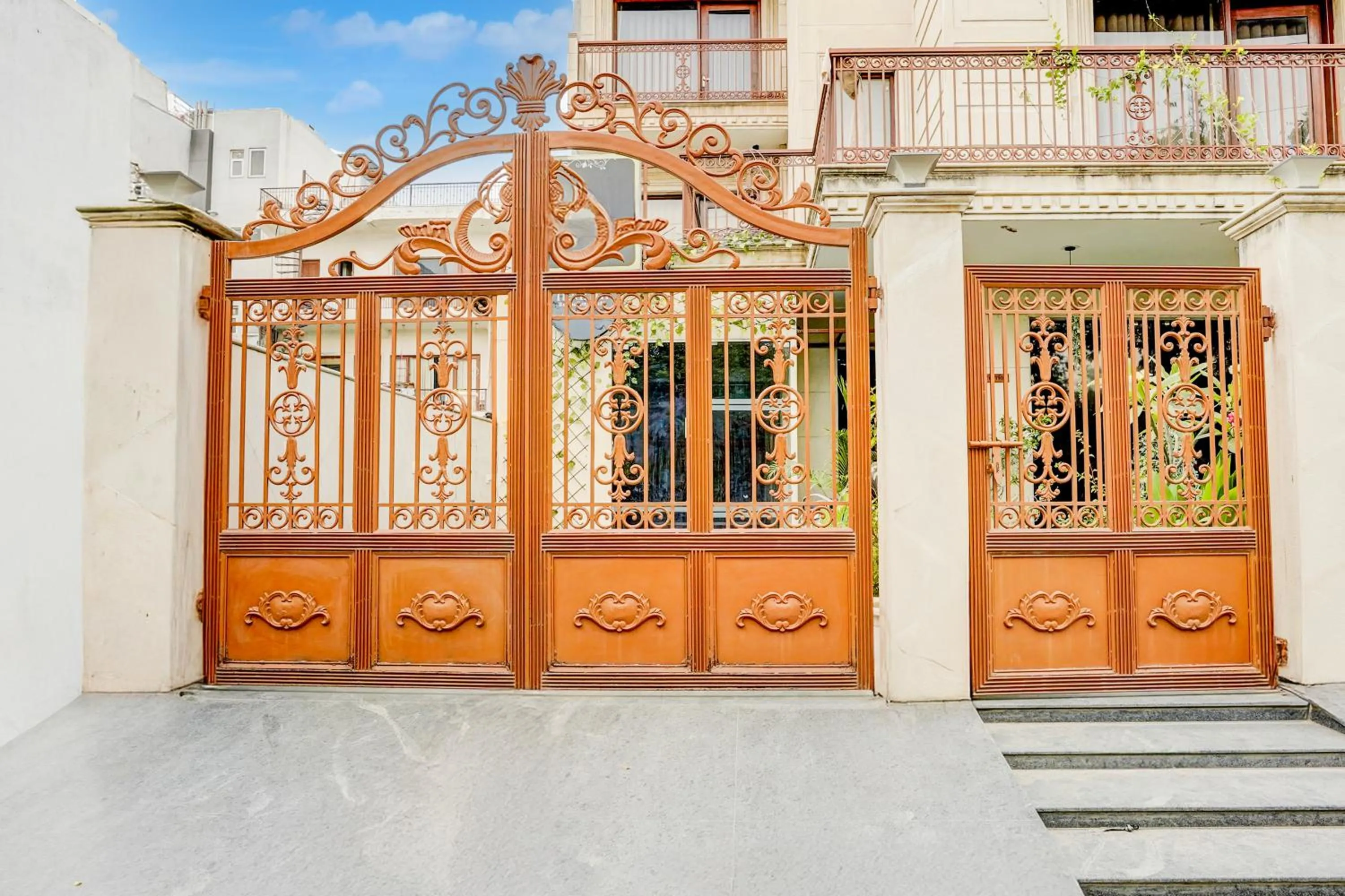 Property building in Super Townhouse Sector 47 Near Medanta