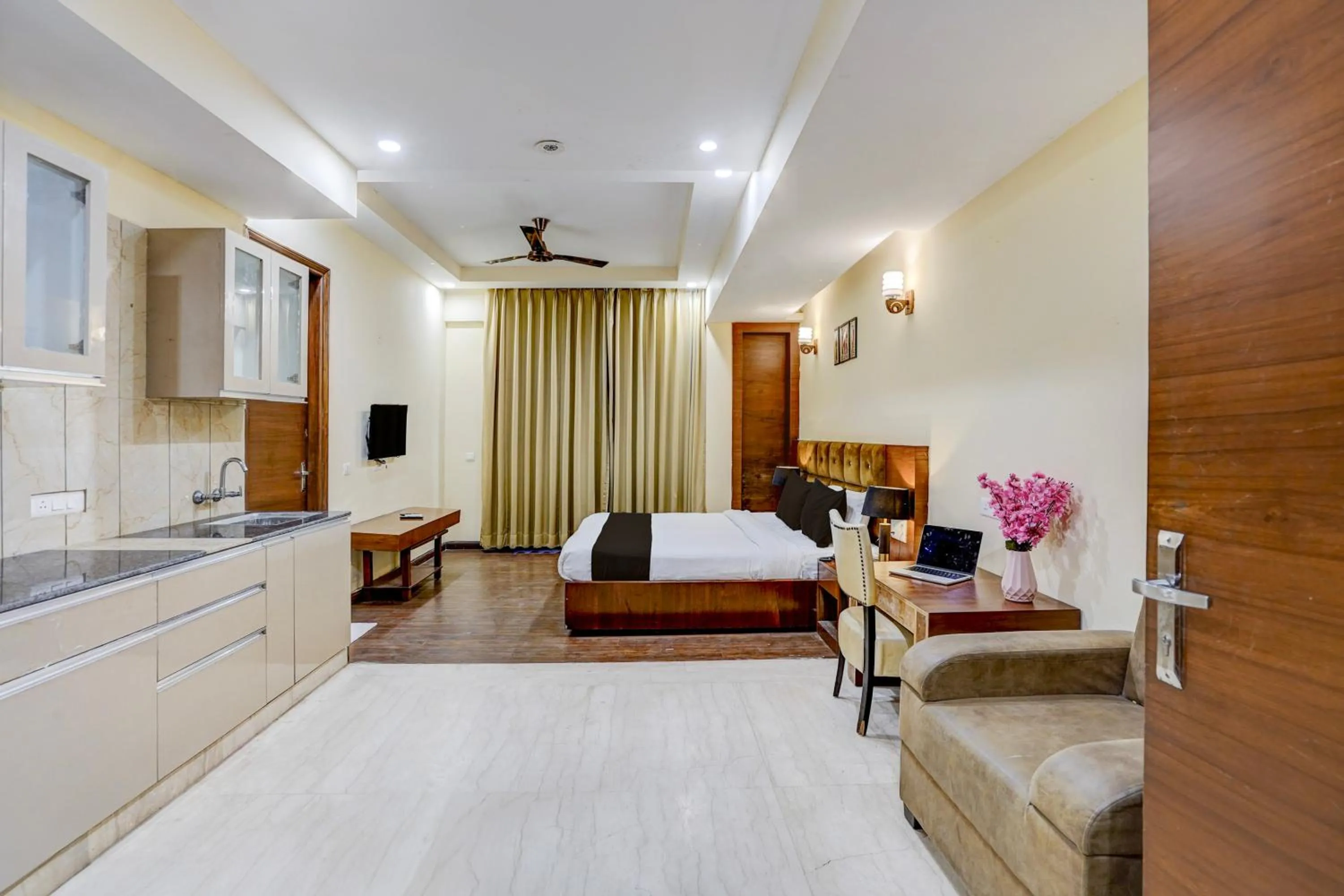 Photo of the whole room, Bed in Super Townhouse Sector 47 Near Medanta