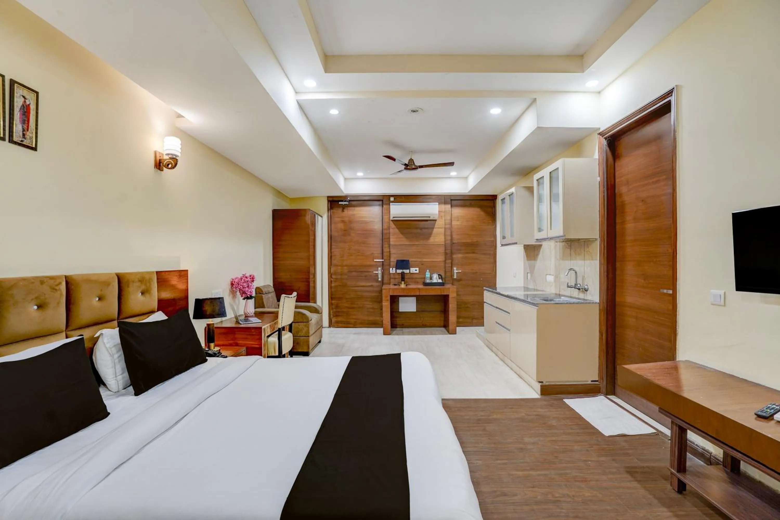 Photo of the whole room, Bed in Super Townhouse Sector 47 Near Medanta