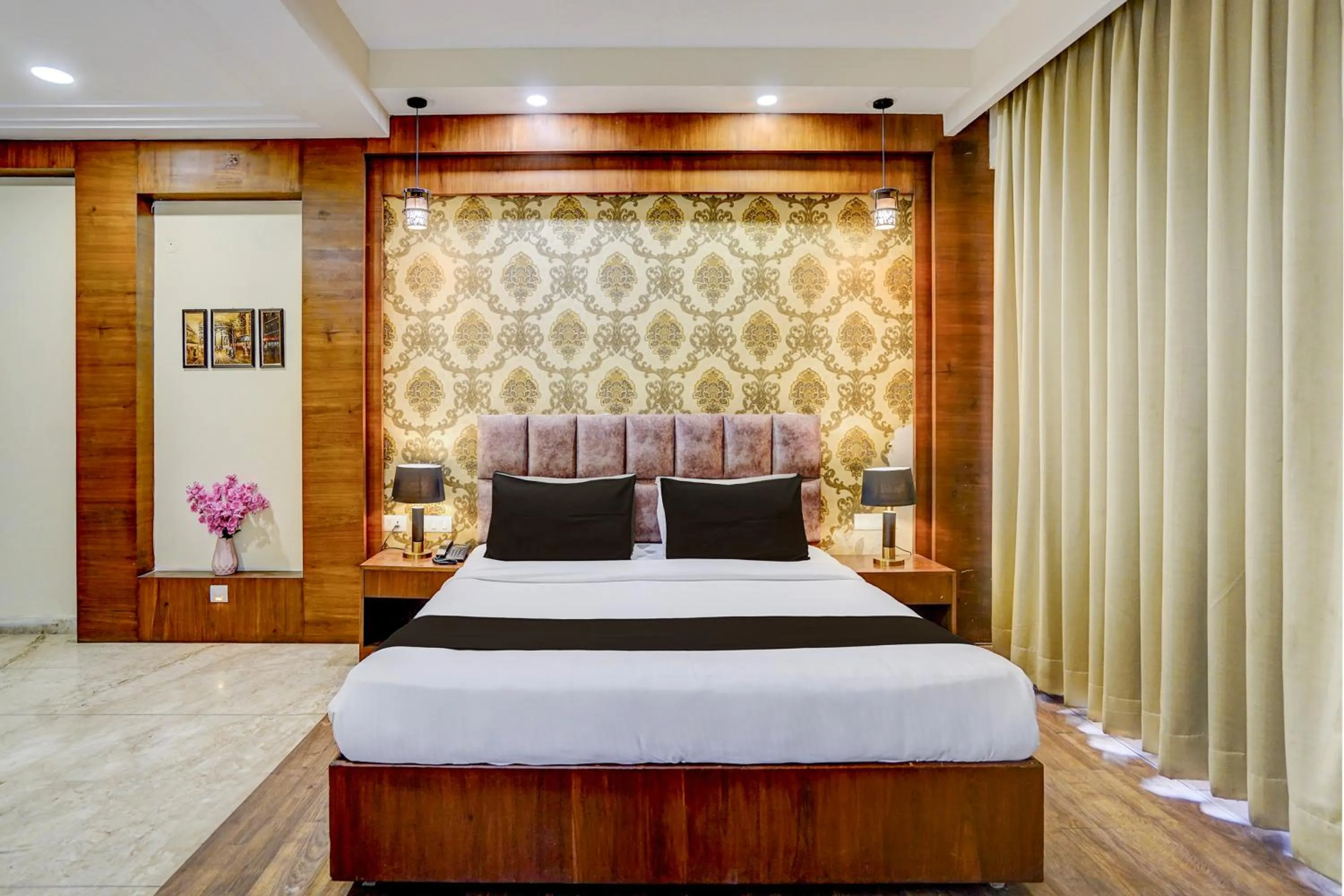 Photo of the whole room, Bed in Super Townhouse Sector 47 Near Medanta