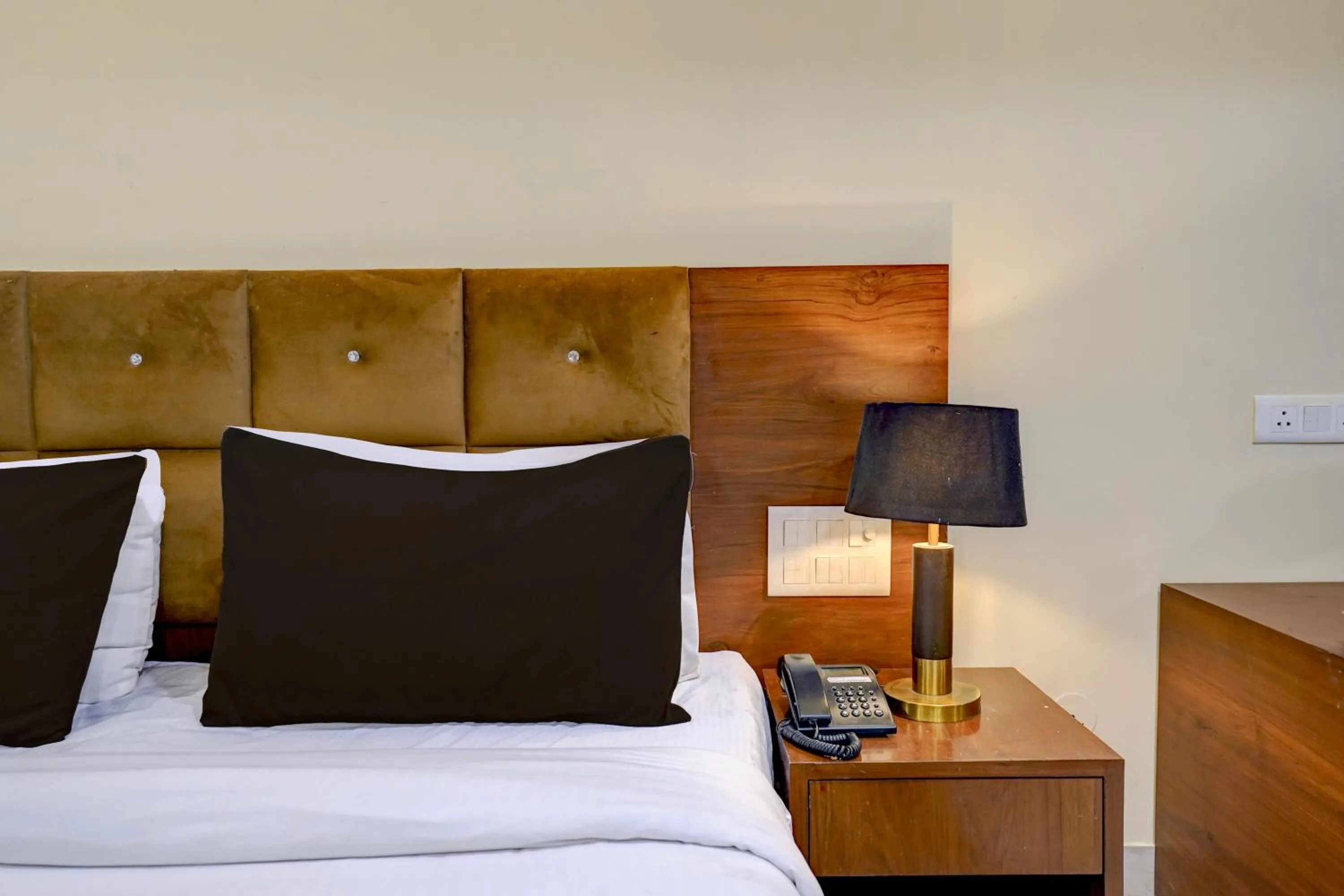 Photo of the whole room, Bed in Super Townhouse Sector 47 Near Medanta