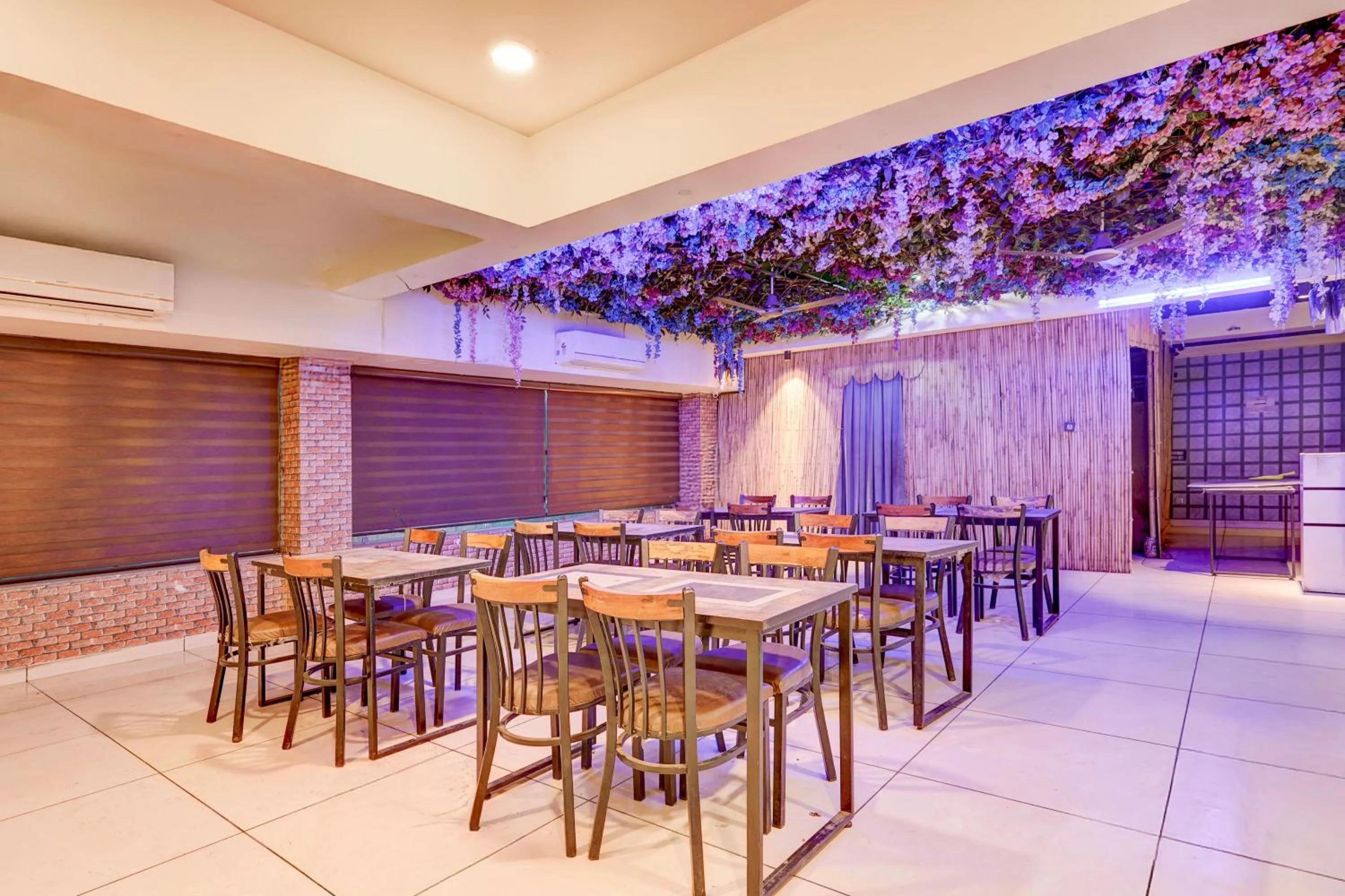 Restaurant/places to eat in Super Townhouse Sector 47 Near Medanta