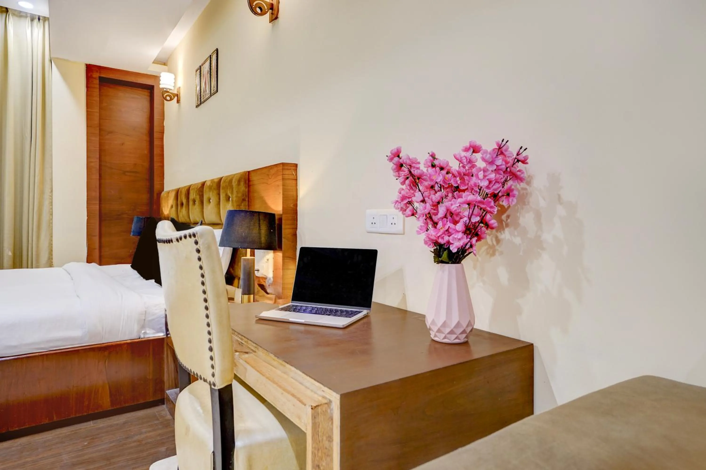 Bedroom, Bed in Super Townhouse Sector 47 Near Medanta