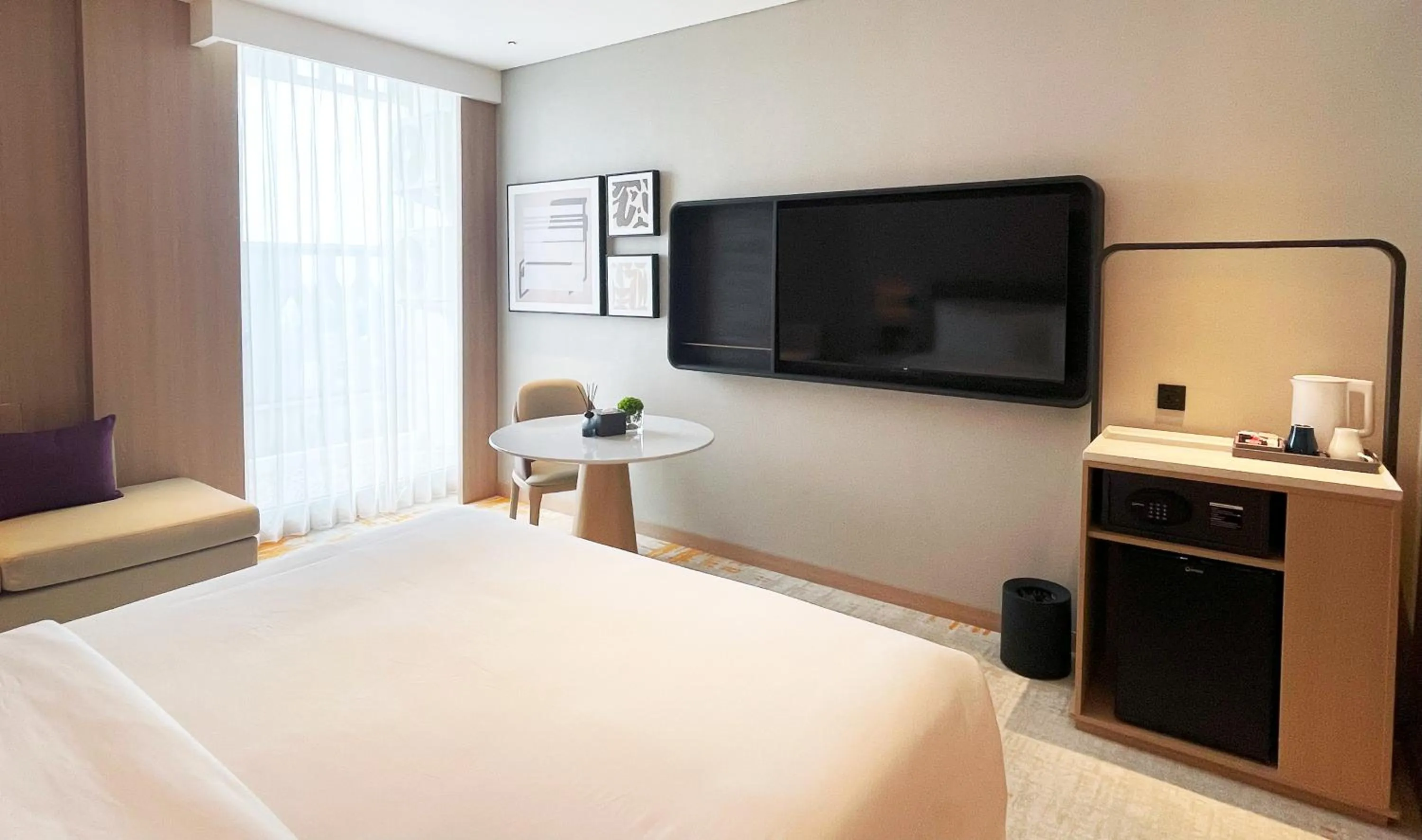 TV and multimedia, Bed in Elong Hotel Jakarta PIK
