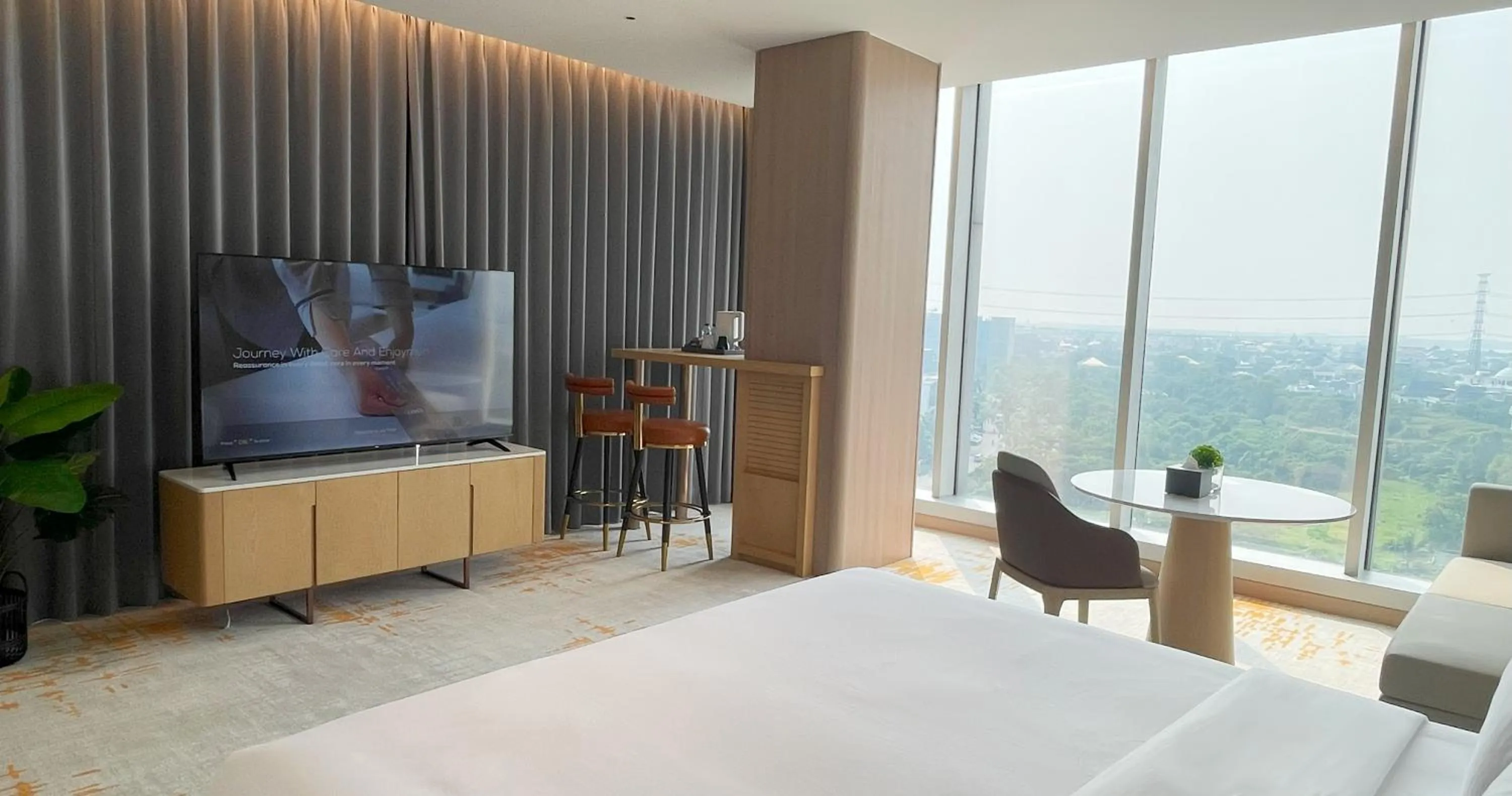 Photo of the whole room, Bed in Elong Hotel Jakarta PIK