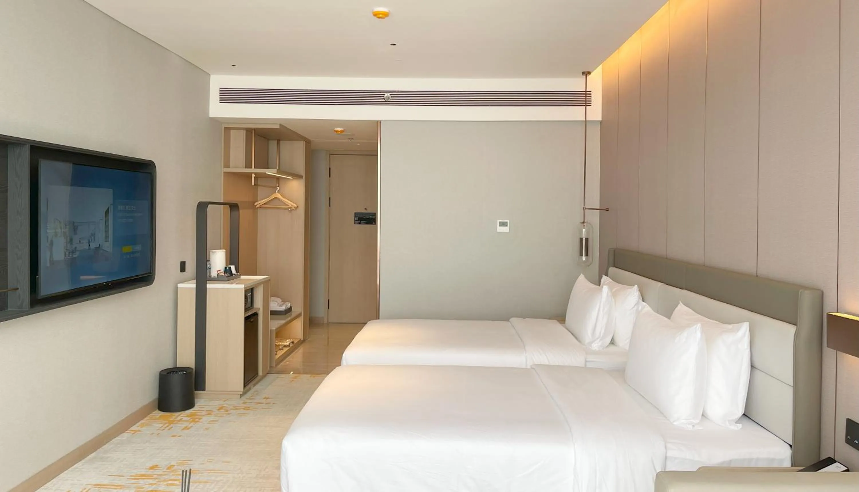 TV and multimedia, Bed in Elong Hotel Jakarta PIK