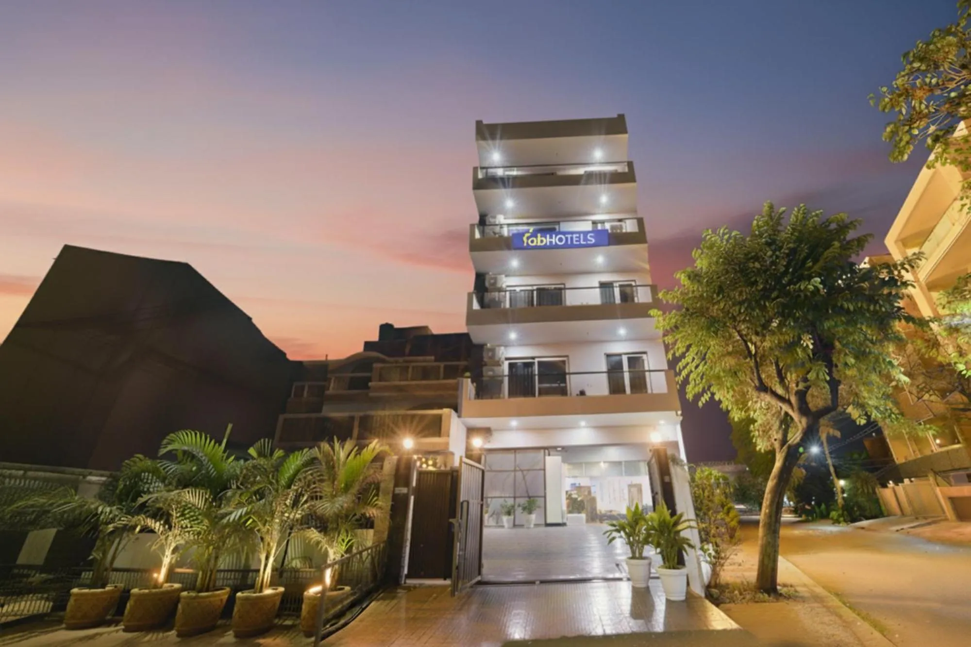 FabHotel Luxe 8 Stayz - Phase 1 Metro, Golf Course Road & Arjun Marg