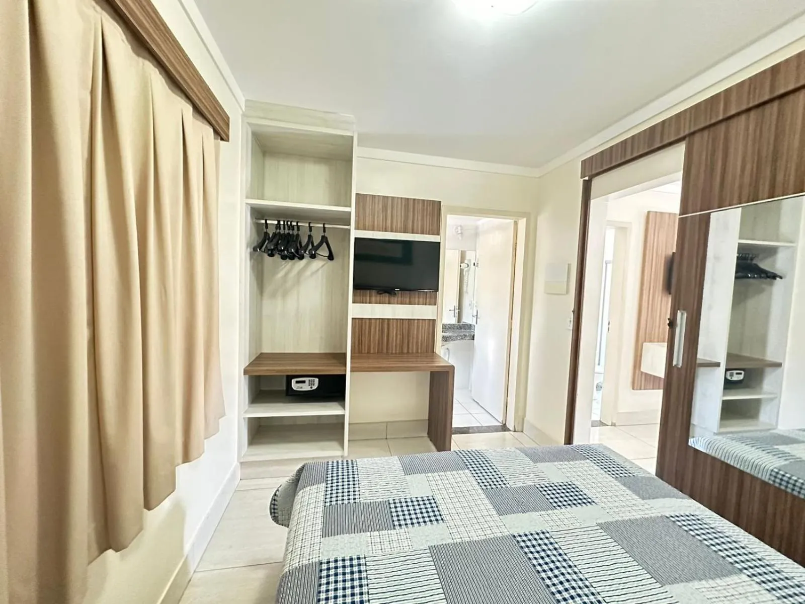 Photo of the whole room, Bed in Lacqua diRoma II