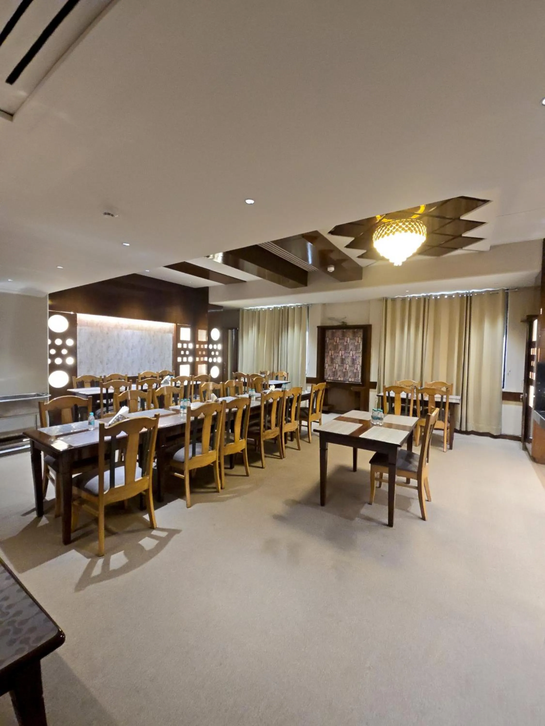 Restaurant/places to eat in Hotel Supreme Suites I B2B Friendly I Ludhiana
