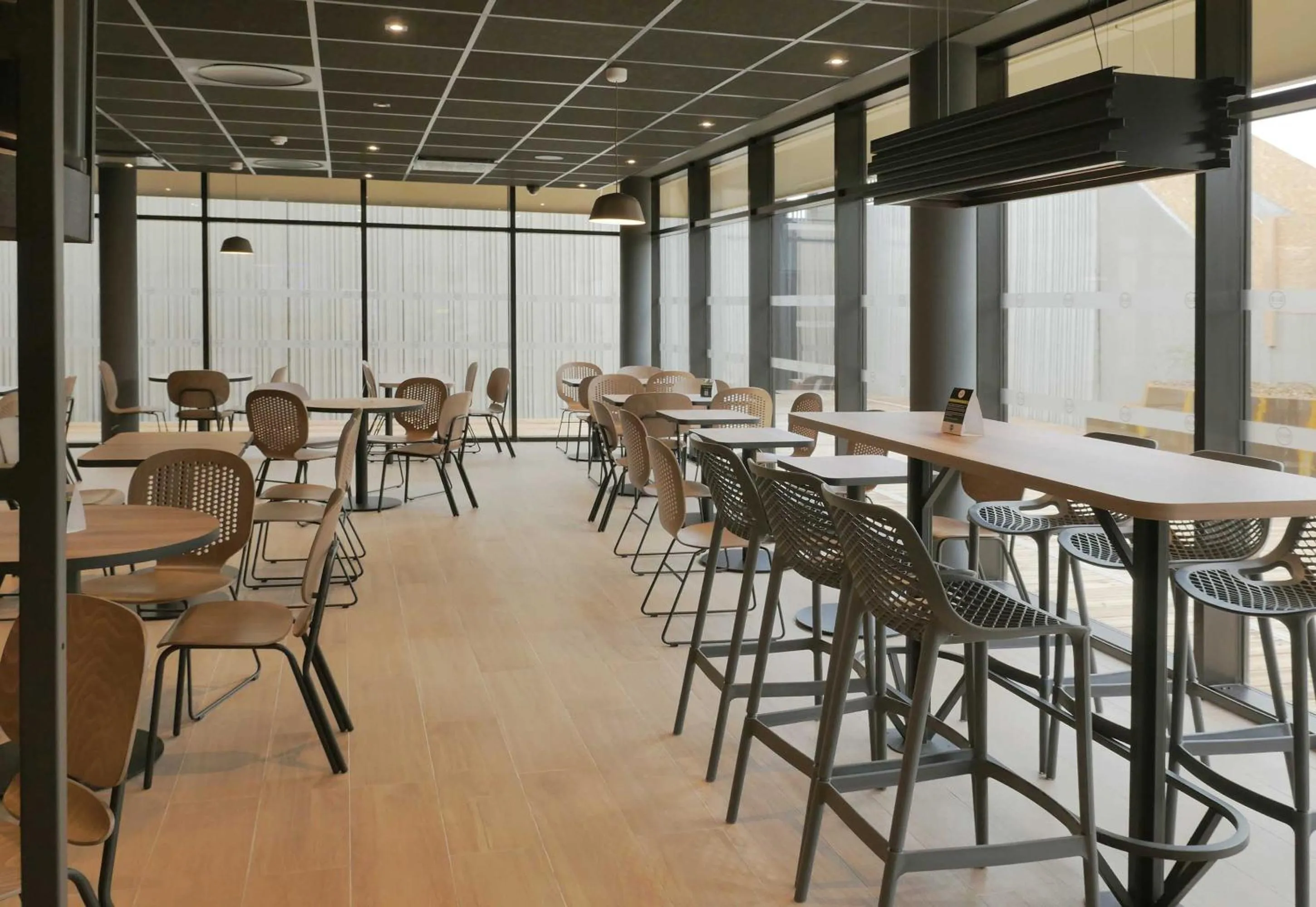 Restaurant/places to eat in B&B HOTEL Carcassonne Rocadest La Cité