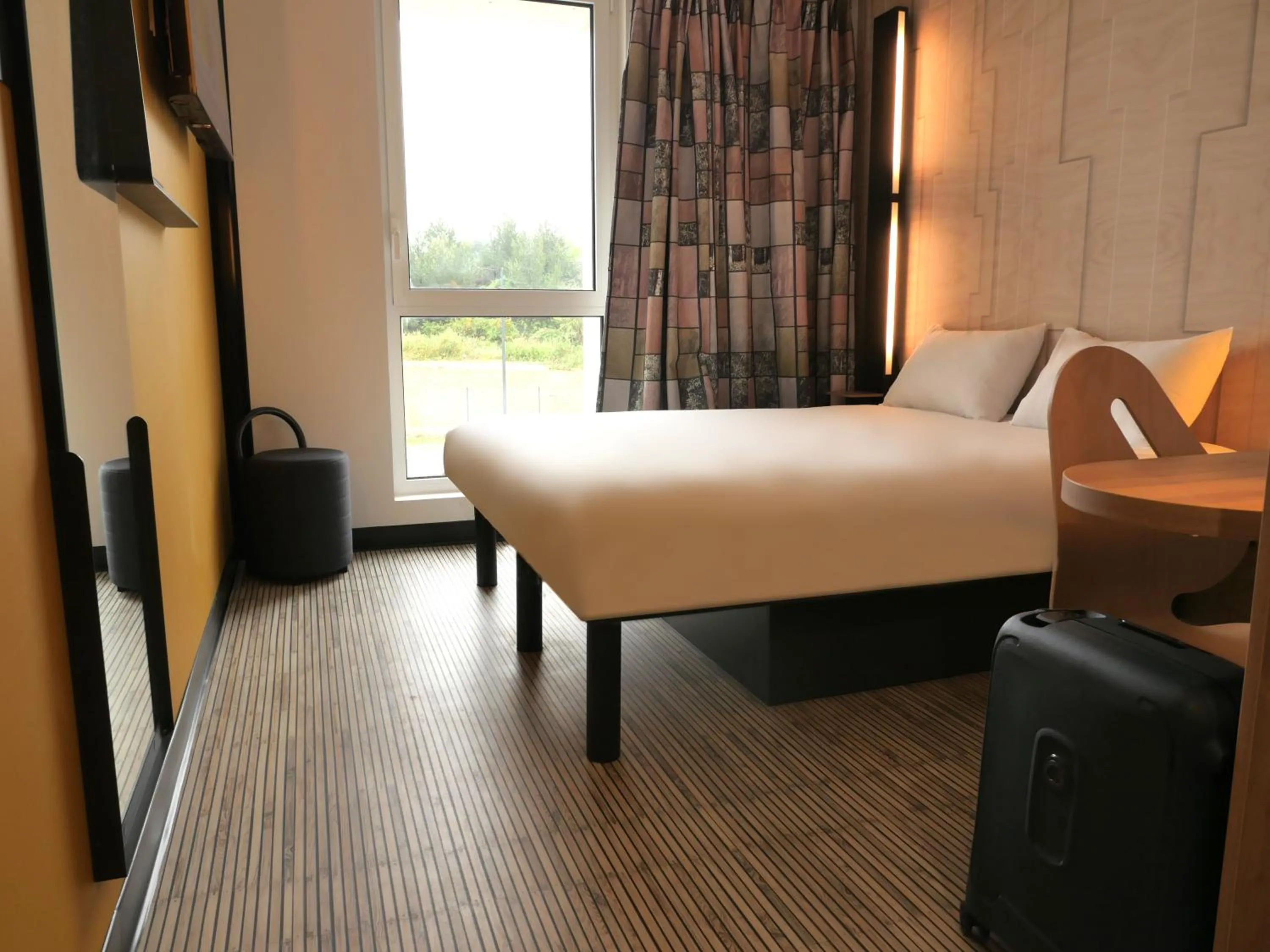 Bedroom, Bed in B&B HOTEL Carcassonne Rocadest La Cité