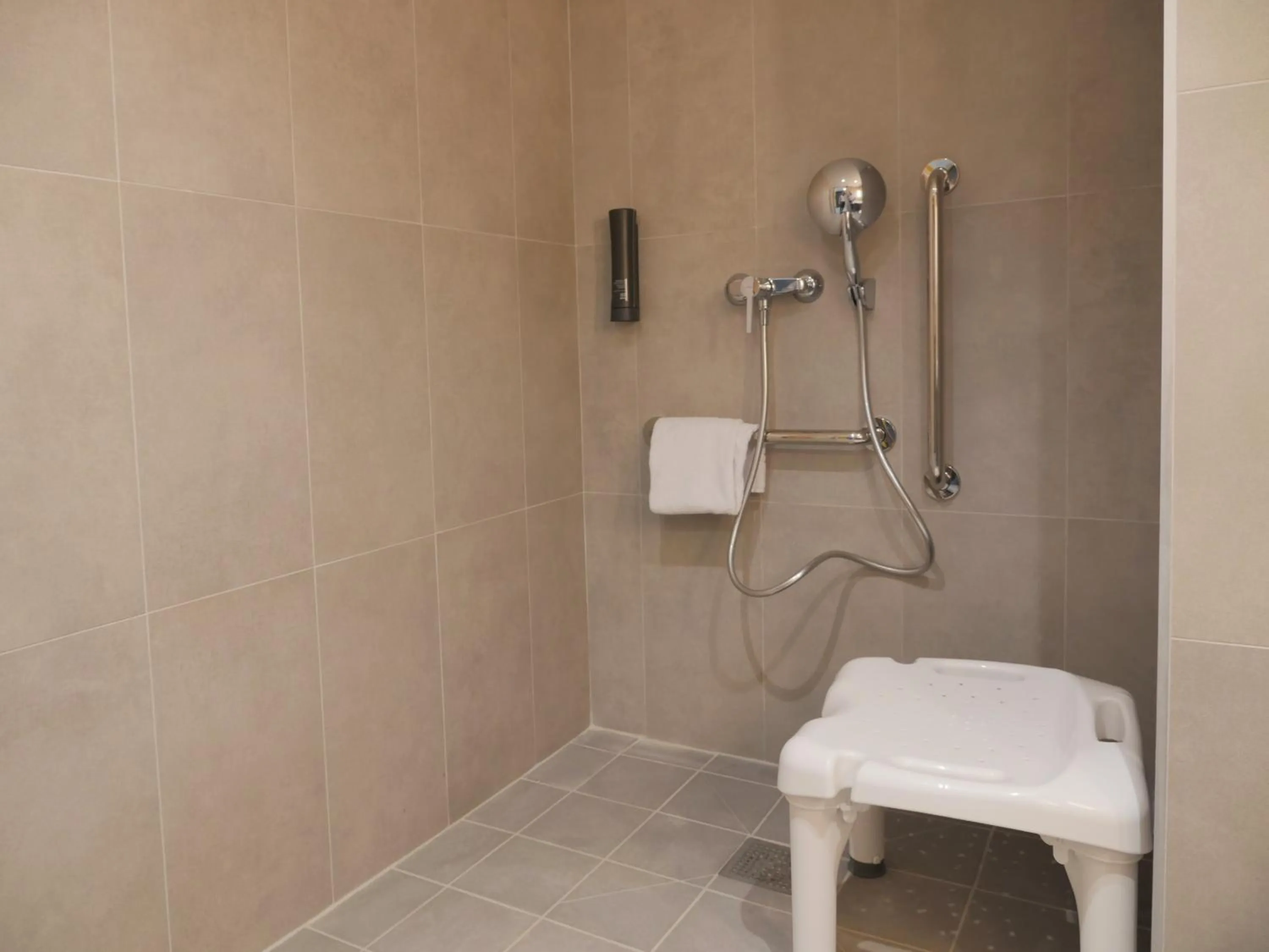 Shower in B&B HOTEL Carcassonne Rocadest La Cité